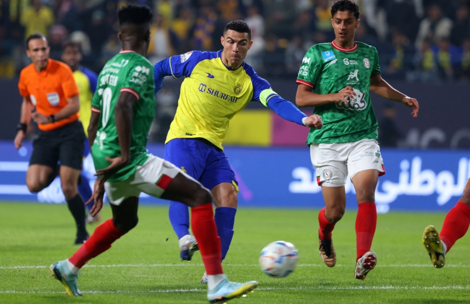 އިއްތިފާގާ ދެކޮޅަށް ކުޅލުނު މެޗުގައި ރޮނާލްޑޯ ހަމަލާއެއް ފޮނުވާލަނީ.-- ފޮޓޯ: އޭއެފްޕީ