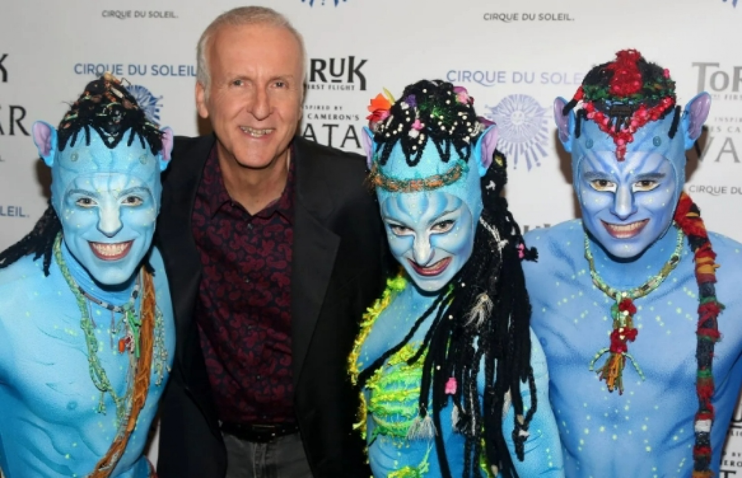 ޖޭމްސް އާއި އެވަޓާ ކޮސްޓިއުމުގައި ތިބި ތިން މީހުން ފޮޓޯ އަކަށް ހުއްޓިލައިގެން