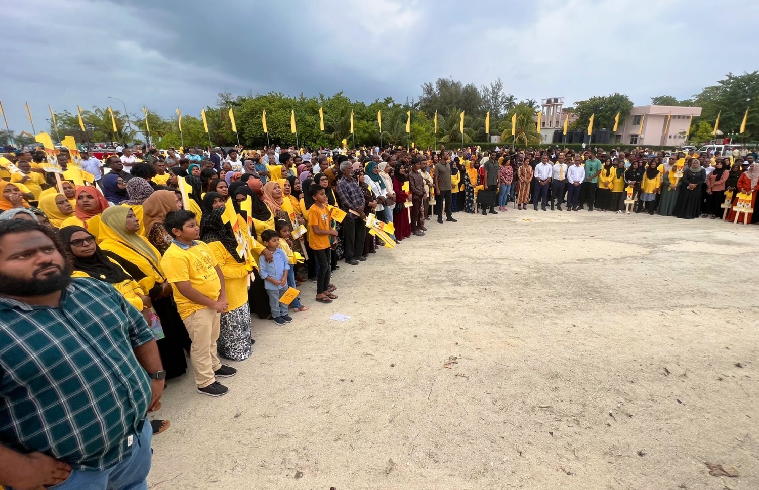 ހިރާ ސްކޫލު ސަރަހައްދުގައި މިއަދު ހަވީރު ބޭއްވި ރަސްމިއްޔާތުގައި، އެމްޑީޕީގެ ރިޔާސީ ޕްރައިމަރީގައި ވާދަކުރައްވާ އެ ޕާޓީގެ ރައީސް މުހައްމަދު ނަޝީދު ބައިވެރިވެވަޑައިގަންނަވަނީ.