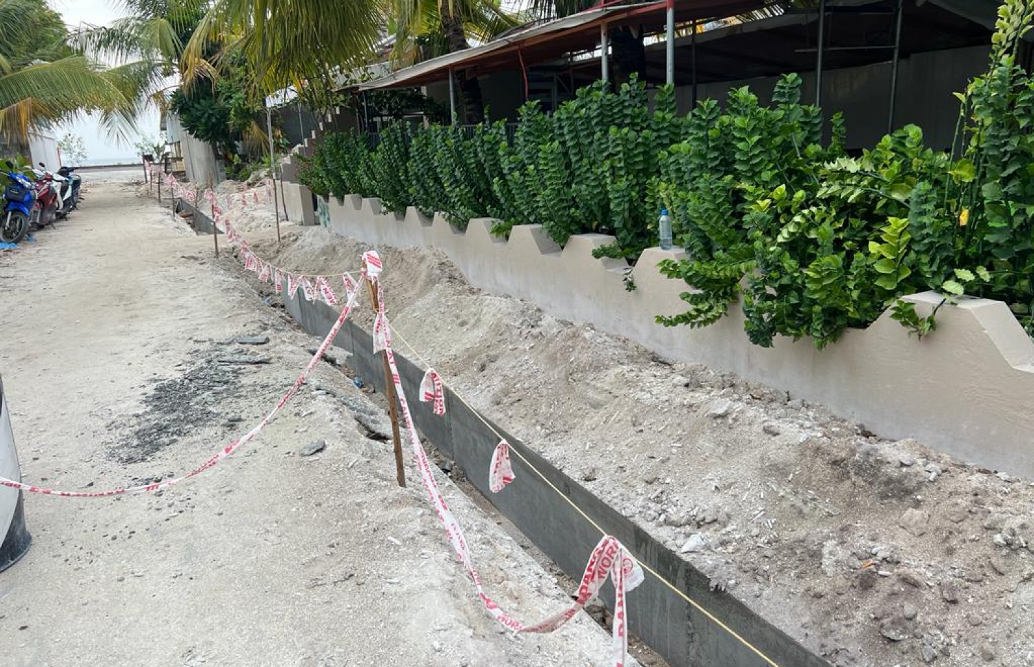 އައްޑޫ ފޭދޫގެ މަގުތަކުގައި ތާރު އަޅައިގެން ރަނގަޅު ފެންވަރަކަށް ހެދުމަށްޓަކައި މަގު ކޮނަންނަން ފަށާފައި: މުޅިން އައްޑޫން 100 ކިލޯ މީޓަރުގެ މަގު ހަދާނެ.