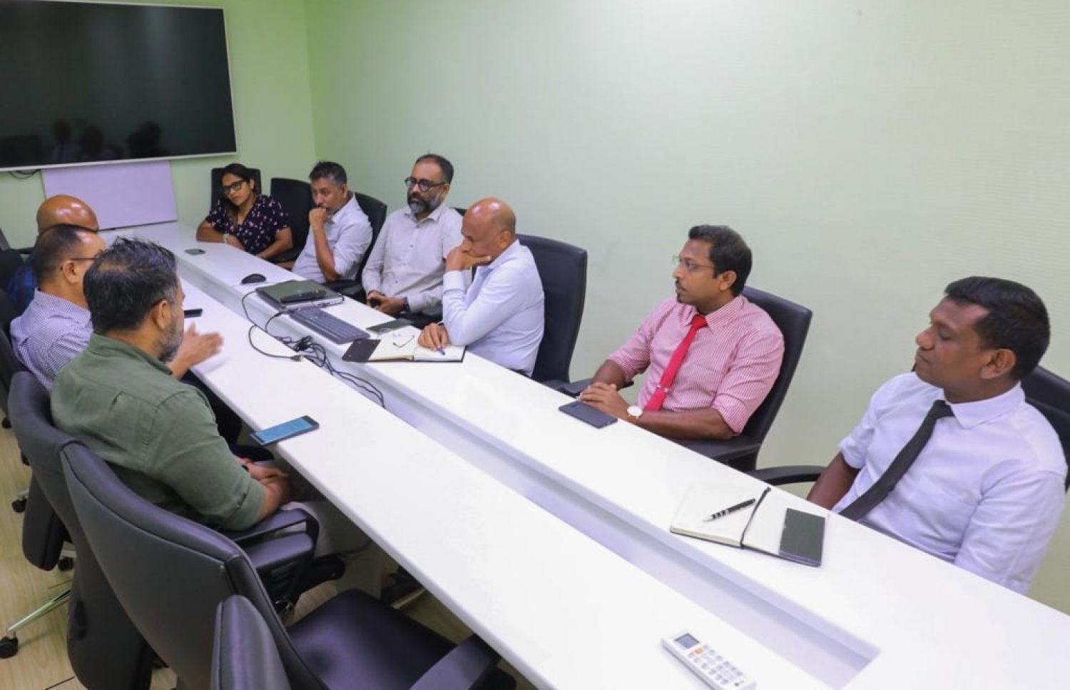 ޕީޕީއެމް/ޕީއެންސީގެ ކޯލިޝަންގެ ބައެއް އިސްވެރިން، ޕީއެސްއެމްގެ އެމްޑީ އަލީ ހާލިދާއި އެ ކުންފުނީގެ ބައެއް އިސްވެރިންނާ މިއަދު ބައްދަލުކުރައްވަނީ.