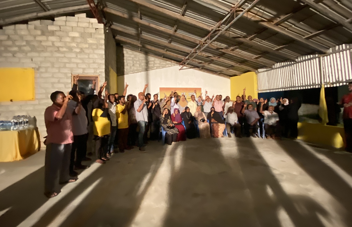 މަރަދޫފޭދޫ އެމްޑީޕީ ޖަގަހައިގައި ދިދަ ނަންގަވައިދެއްވުމަށް ފަހު، އެ އަވަށުގެ އެމްޑީޕީ ސަޕޯޓަރުންނާއެކު ނަޝީދު ފޮޓޯއަކަށް ހުއްޓިވަޑައިގެން.