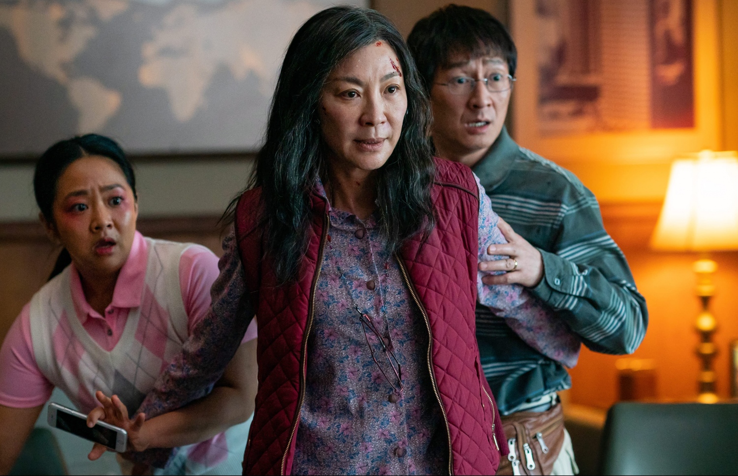 "އެވްރީތިންގް އެވްރީވެއާ އޯލް އެޓް ވަންސް" ގެ މަންޒަރެއް: މެދުގައި އެ ހުރީ މީޝޭލް ލިޔޯ