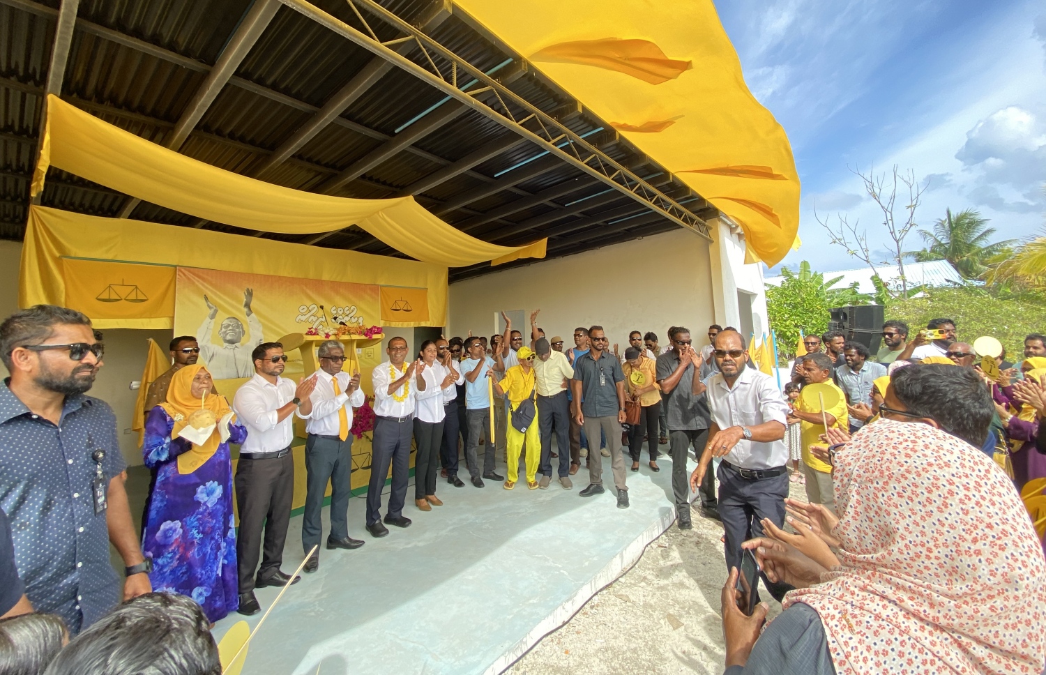 ރިޔާސީ ޕްރައިމަރީ ކެމްޕެއިނަށް ނަޝީދު މިއަދު ފުވައްމުލަކަށް ވަޑައިގަތުމަށްފަހު، އެ މަނިކުފާނުގެ ސަޕޯޓަރުންނާ ބައްދަލުކުރައްވަނީ.-- ފޮޓޯ: މިހާރު