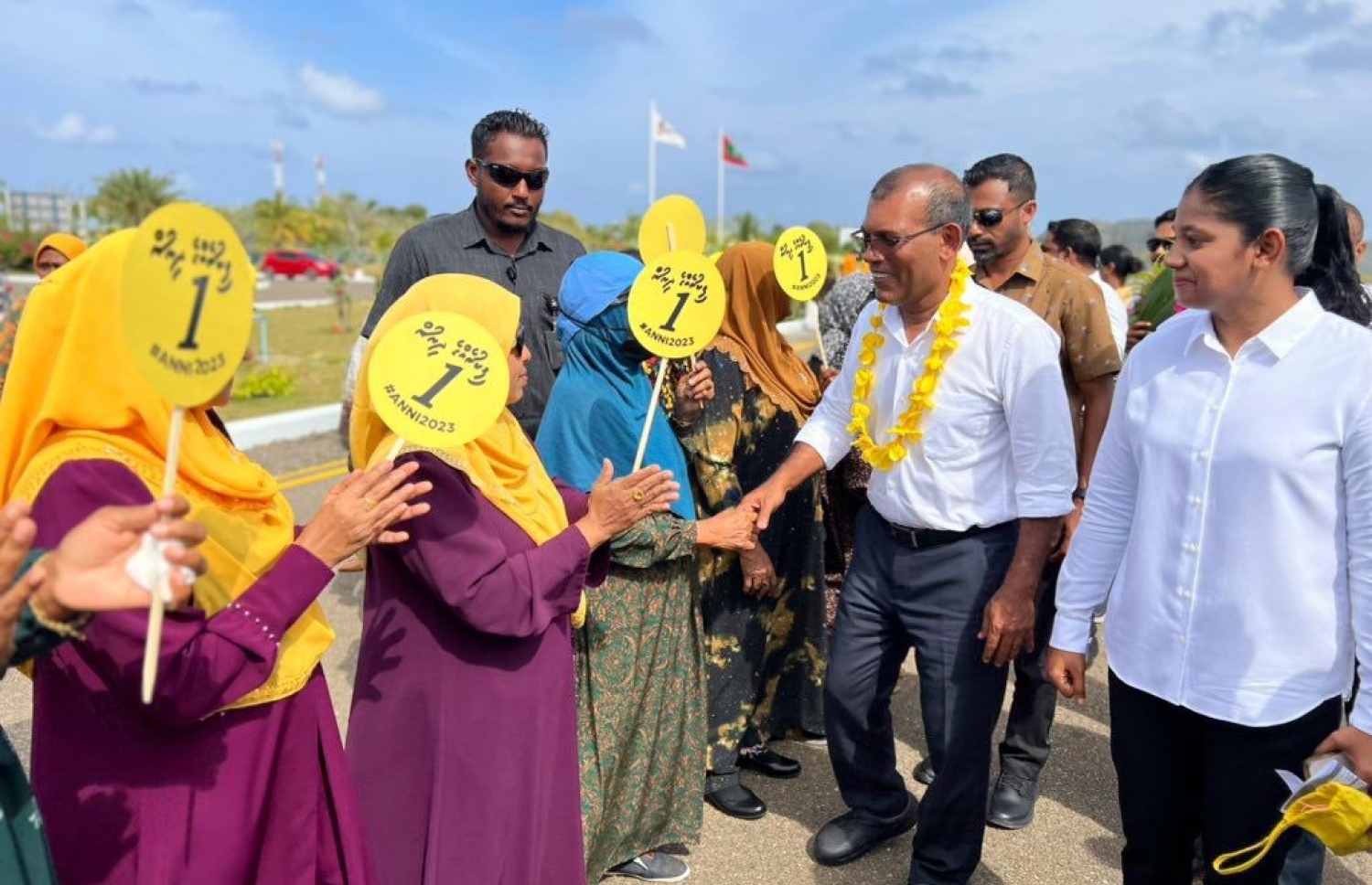 އެމްޑީޕީގެ ރިޔާސީ ޕްރައިމަރީގެ ކެމްޕެއިނަށް މިއަދު ނަޝީދު ފުވައްމުލަކަށް ވަޑައިގަތުމުން އެމަނިކުފާނުގެ ސަޕޯޓަރުން މަރުހަބާ ކިޔަނީ --