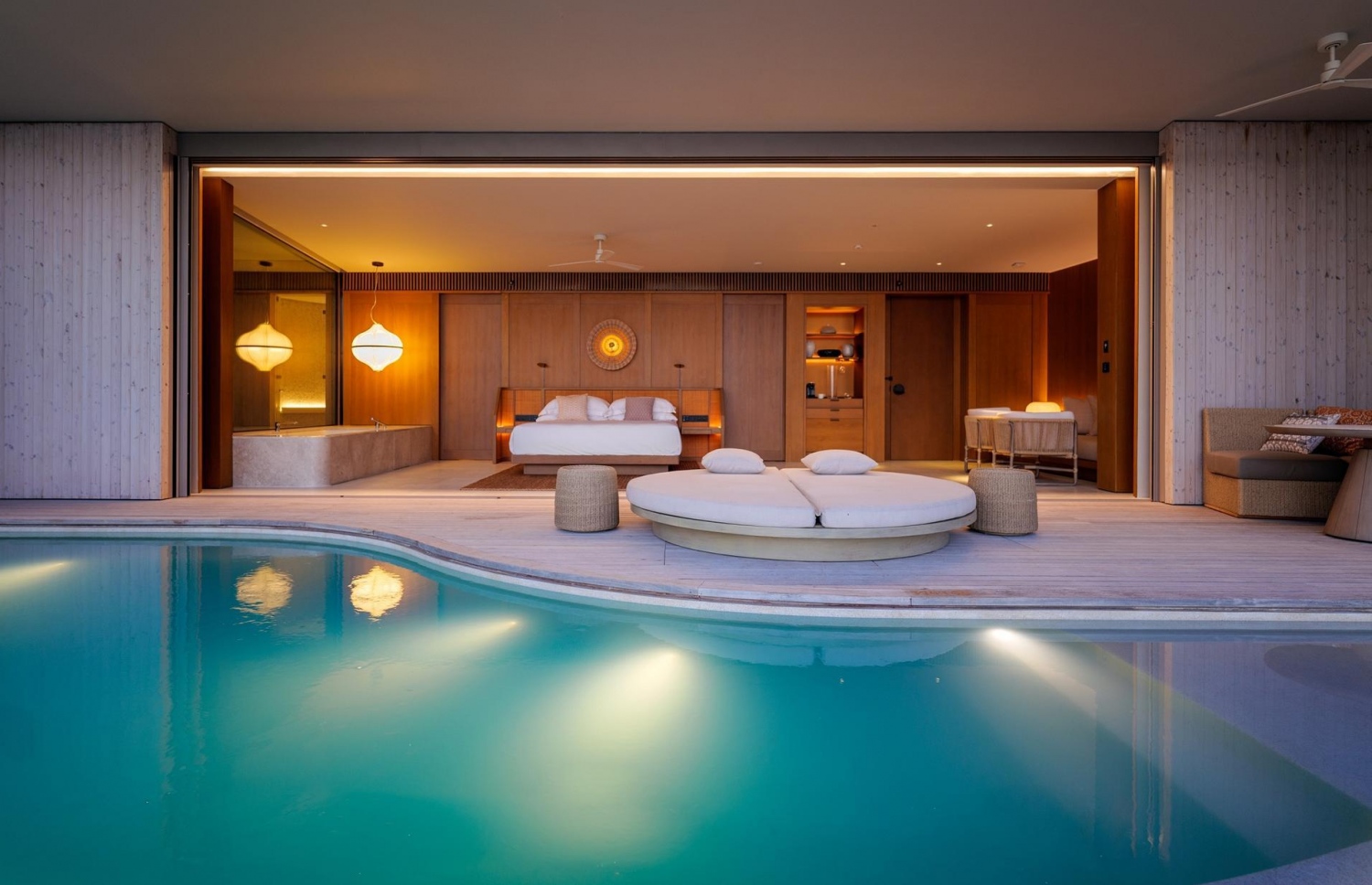 ރިޒް ކާލްޓަންގެ ވިލާއެއްގެ ޕޫލް އޭރިއާ: އެ ރިސޯޓުން މި މަހު ވަނީ ސާވިސް ޗާޖުގެ ގޮތުގައި ކޮންމެ މުވައްޒަފަކަށް 70،000ރ. ދީފައި--ފޮޓޯ:މިހާރު