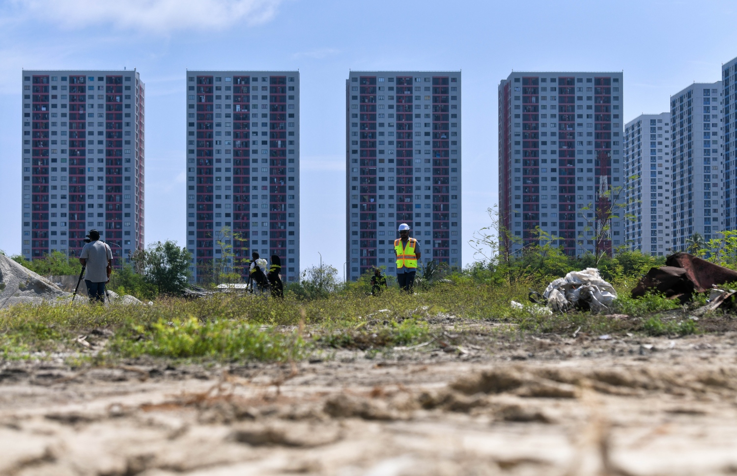 ހުޅުމާލޭގައި ފަހިދިރިއުޅުން ކޯޕަރޭޝަނުން އަޅަމުންދާ ހައުސިން ޔުނިޓްތައް އަޅާ ސަރަހައްދުގައި ބަޔަކު މަސައްކަތް ކުރަނީ. -- ފޮޓޯ: ފަޔާޒް މޫސާ \ މިހާރު