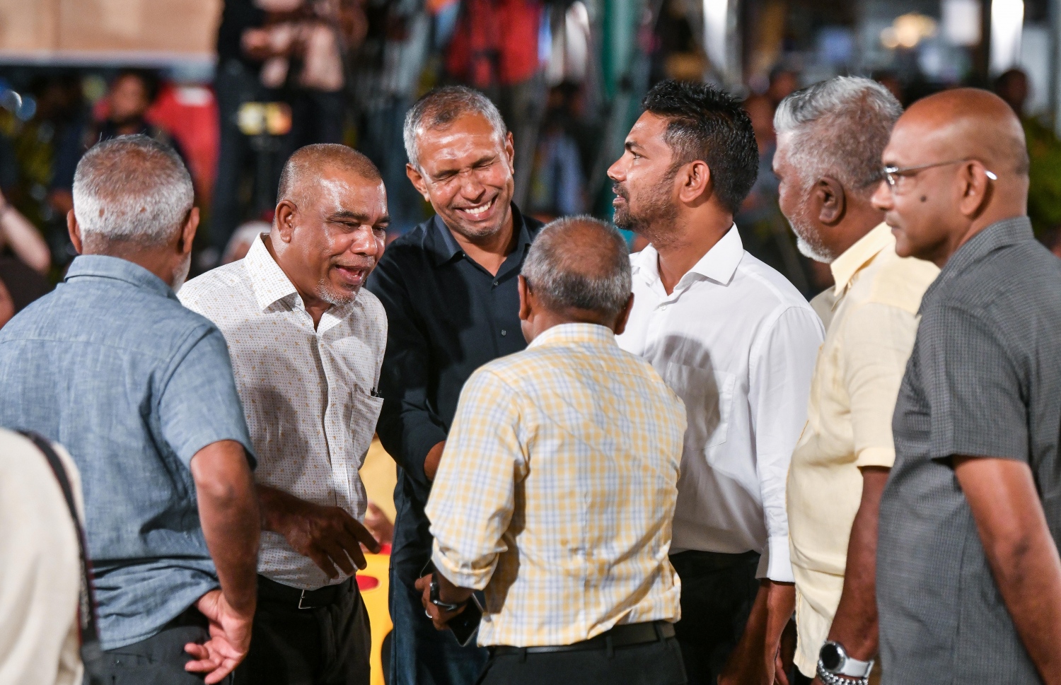 ހޮނިހިރު ދުވަހު ބާއްވާ އެމްޑީޕީގެ ރިޔާސީ ޕްރައިމަރީގައި ކެމްޕެއިން ނިންމަން އާޓިފިޝަލް ބީޗް ސަރަހައްދުގައި ބޭއްވި ޖަލްސާގައި އެ މަނިކުފާނުގެ ބައެއް ސަޕޯޓަރުން ސަމާސާއެއްގައި.--- ފޮޓޯ: ފަޔާޒު މޫސާ | މިހާރު