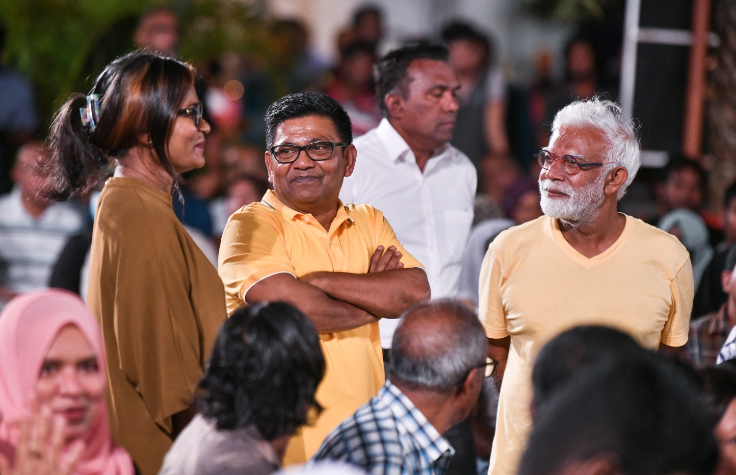 އާޓިފިޝަލް ބީޗުގައި ބޭއްވި ނަޝީދުގެ ކެމްޕެއިން ނިންމުމުގެ ޖަލްސާގައި ކުރީގެ މަޖިލިސް މެމްބަރު އަދި މިހާރު ޕޮލިސް ބޯޑްގެ މެމްބަރު ހާމިދު އަބްދުލްޣަފޫރު (މ) އާއި މަޝްހޫރު އާޓިސްޓް އައްބާސް (ކ) ބައިވެރިވެވަޑައިގަންނަވަނީ.--- ފޮޓޯ: ފަޔާޒު މޫސާ | މިހާރު