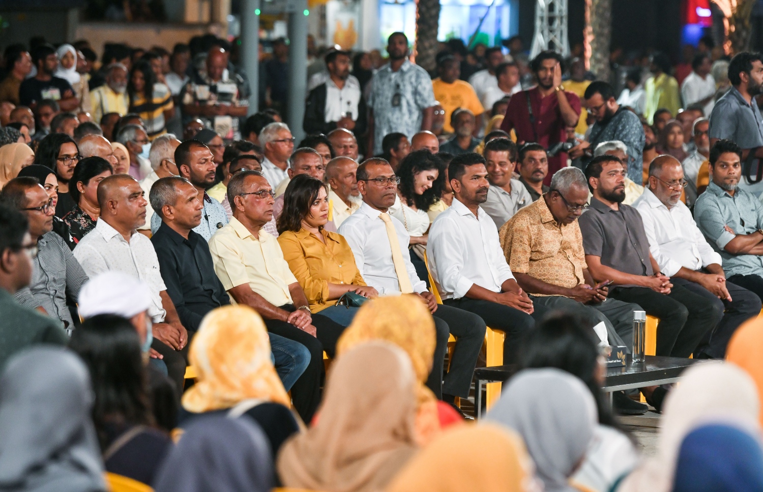 ހޮނިހިރު ދުވަހު ބާއްވާ އެމްޑީޕީގެ ރިޔާސީ ޕްރައިމަރީގައި ވާދަކުރައްވާ ނަޝީދުގެ ކެމްޕެއިން ނިންމުމަށް އާޓިފިޝަލް ބީޗުގައި ބޭއްވި ޖަލްސާގައި އެ މަނިކުފާނު ބައިވެރިވެވަޑައިގަންނަވަނީ.--- ފޮޓޯ: ފަޔާޒު މޫސާ | މިހާރު