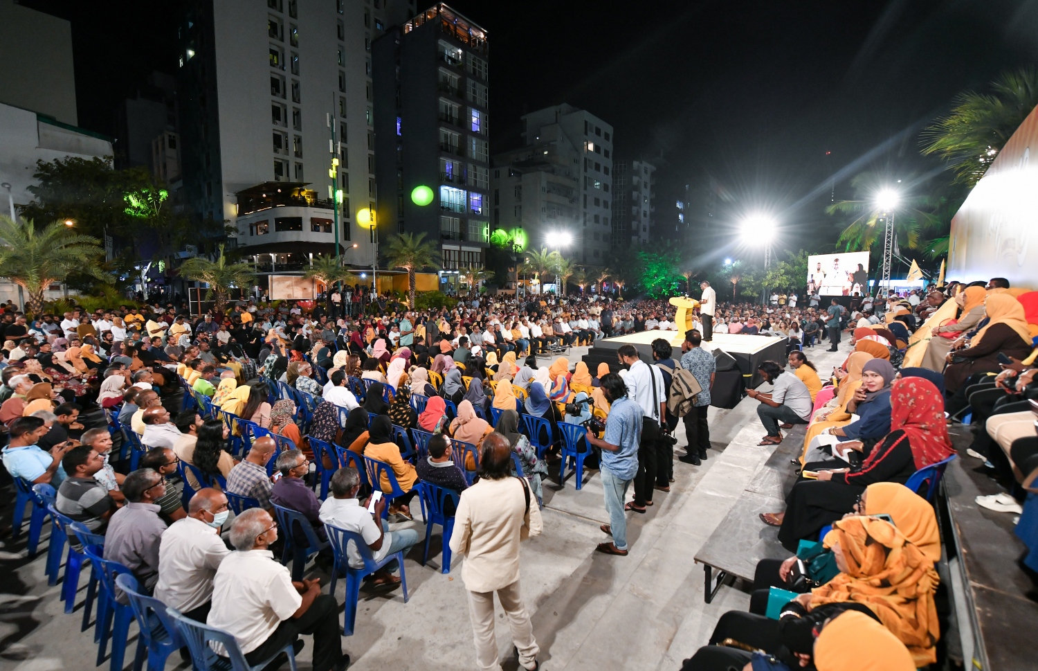 ނަޝީދުގެ ކެމްޕޭން ހަފުލާއެއްގައި ސަޕޯޓަރުން: ކުރުސީއަކީ އެމަނިކުފާނު ނޫން ކަމަށް ތަކުރާރުކޮށް ނަޝީދު ގެންދަވަނީ ވިދާޅުވަމުން.