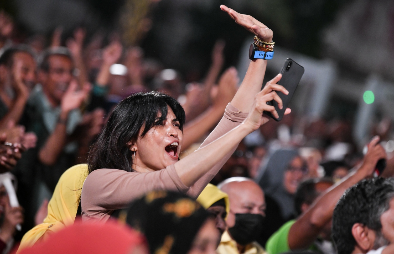 ހޮނިހިރު ދުވަހު ބާއްވާ އެމްޑީޕީގެ ރިޔާސީ ޕްރައިމަރީގައި ކެމްޕެއިން ނިންމަން އާޓިފިޝަލް ބީޗް ސަރަހައްދުގައި ބޭއްވި ޖަލްސާގައި އެ މަނިކުފާނުގެ ބައެއް ސަޕޯޓަރުން.--- ފޮޓޯ: ފަޔާޒު މޫސާ | މިހާރު