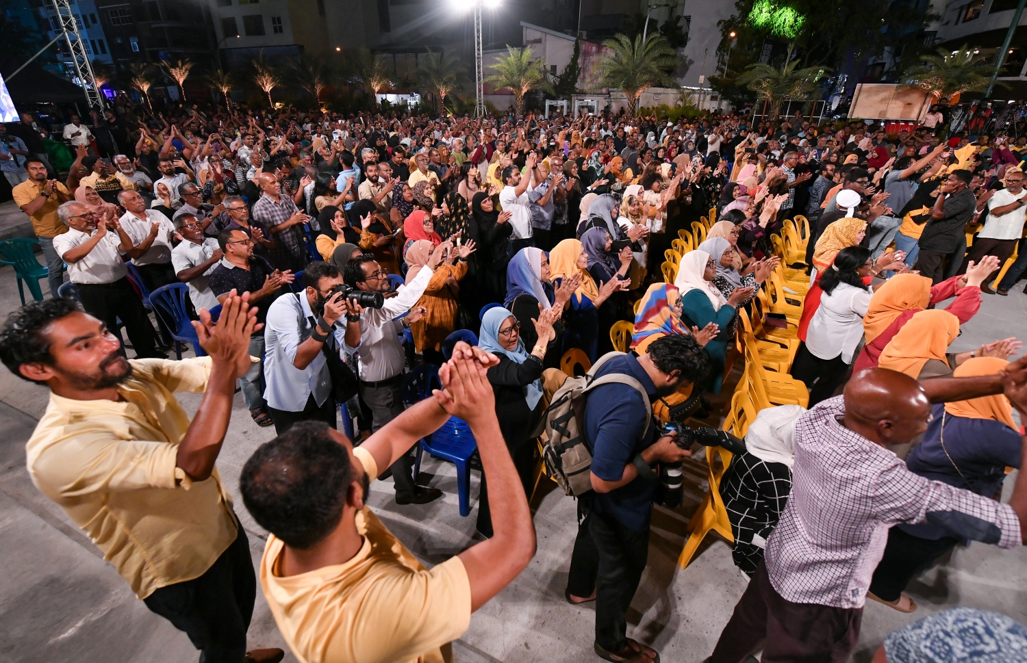 ހޮނިހިރު ދުވަހު ބާއްވާ އެމްޑީޕީގެ ރިޔާސީ ޕްރައިމަރީގައި ކެމްޕެއިން ނިންމަން އާޓިފިޝަލް ބީޗް ސަރަހައްދުގައި ބޭއްވި ޖަލްސާގައި އެ މަނިކުފާނުގެ ބައެއް ސަޕޯޓަރުން އަތް ޖަހަނީ.--- ފޮޓޯ: ފަޔާޒު މޫސާ | މިހާރު