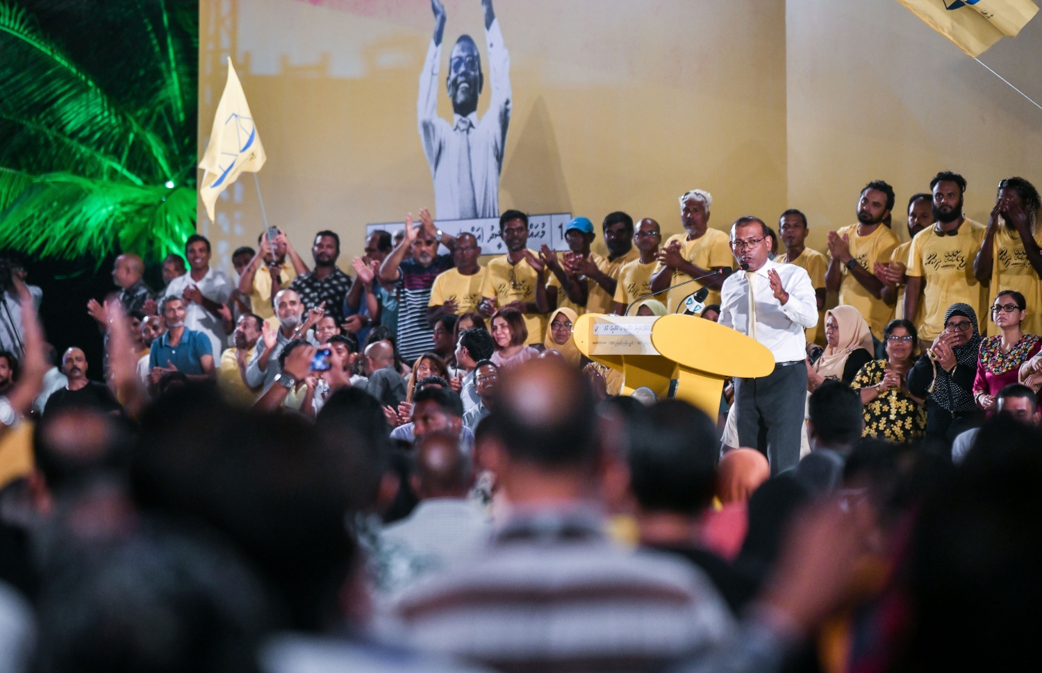 އެމްޑީޕީގެ ޕްރައިމަރީގައި ވާދަކުރައްވާ ނަޝީދުގެ ކެމްޕެއިން ނިންމަން އާޓިފިޝަލް ބީޗުގައި ބޭއްވި ބޮޑު ޖަލްސާގައި އެ މަނިކުފާނު ވާހަކަފުޅު ދައްކަވަނީ.--- ފޮޓޯ: ފަޔާޒު މޫސާ | މިހާރު