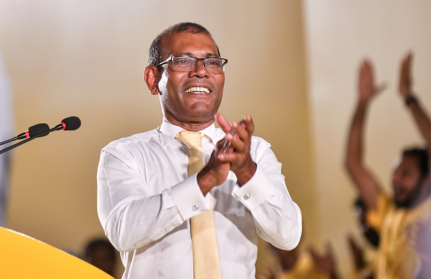 އެމްޑީޕީގެ ރިޔާސީ ޕްރައިމަރީގައި ވާދަކުރައްވާ ކުރީގެ ރައީސް އަދި އެމްޑީޕީގެ ރައީސް ނަޝީދުގެ ކެމްޕެއިން ނިންމަން އާޓިފިޝަލް ބީޗް ސަރަހައްދުގައި ބޭއްވި ބޮޑު ޖަލްސާގައި އެ މަނިކުފާނު ބައިވެރިވެވަޑައިގަންނަވަނީ.--- ފޮޓޯ: ފަޔާޒު މޫސާ | މިހާރު