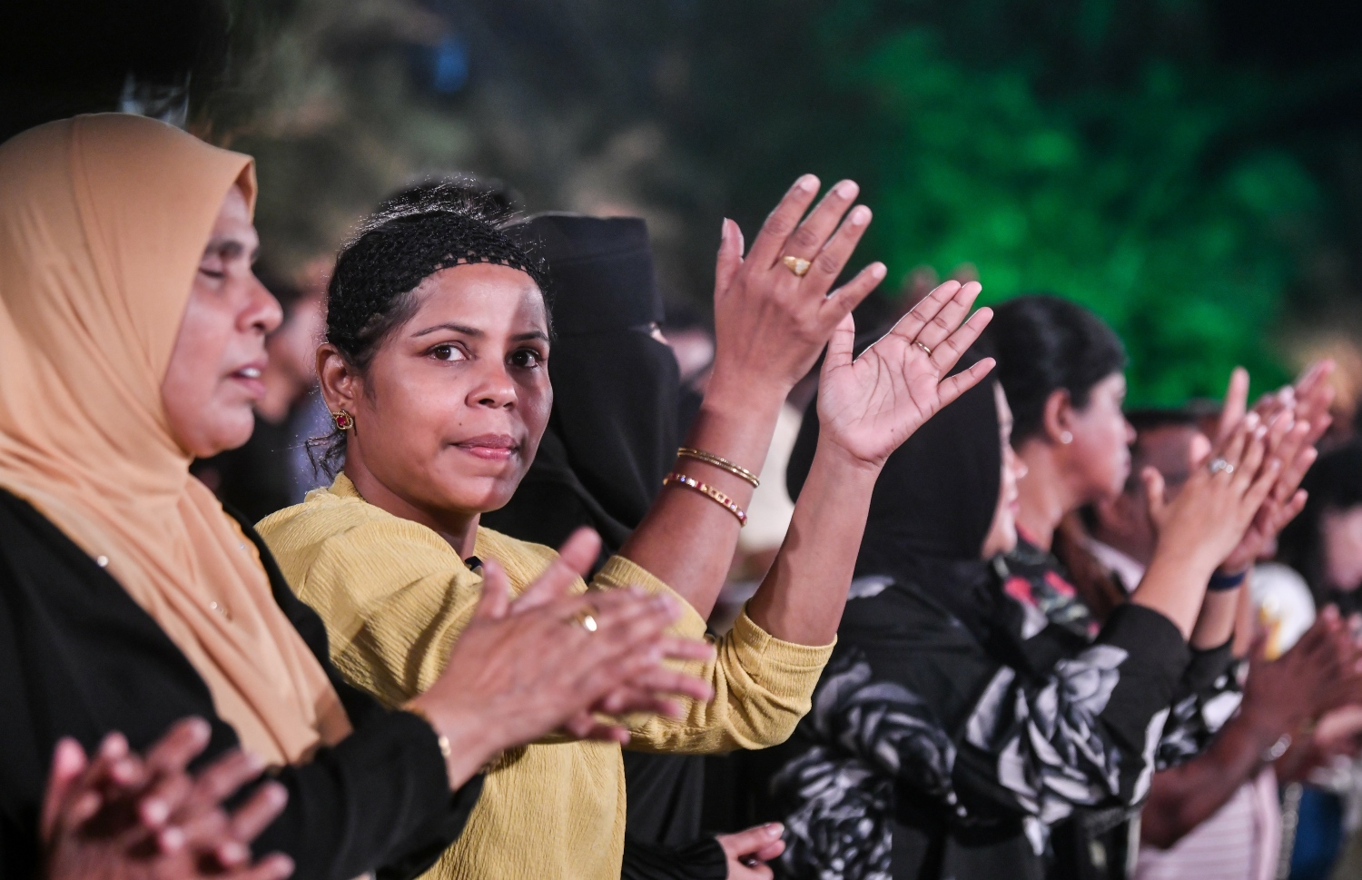 ހޮނިހިރު ދުވަހު ބާއްވާ އެމްޑީޕީގެ ރިޔާސީ ޕްރައިމަރީގައި ކެމްޕެއިން ނިންމަން އާޓިފިޝަލް ބީޗް ސަރަހައްދުގައި ބޭއްވި ޖަލްސާގައި ކުރީގެ ބަންޑަރަ ނައިބު ދިޔާނާ ސައީދު އަތް ޖައްސަވަނީ.--- ފޮޓޯ: ފަޔާޒު މޫސާ | މިހާރު