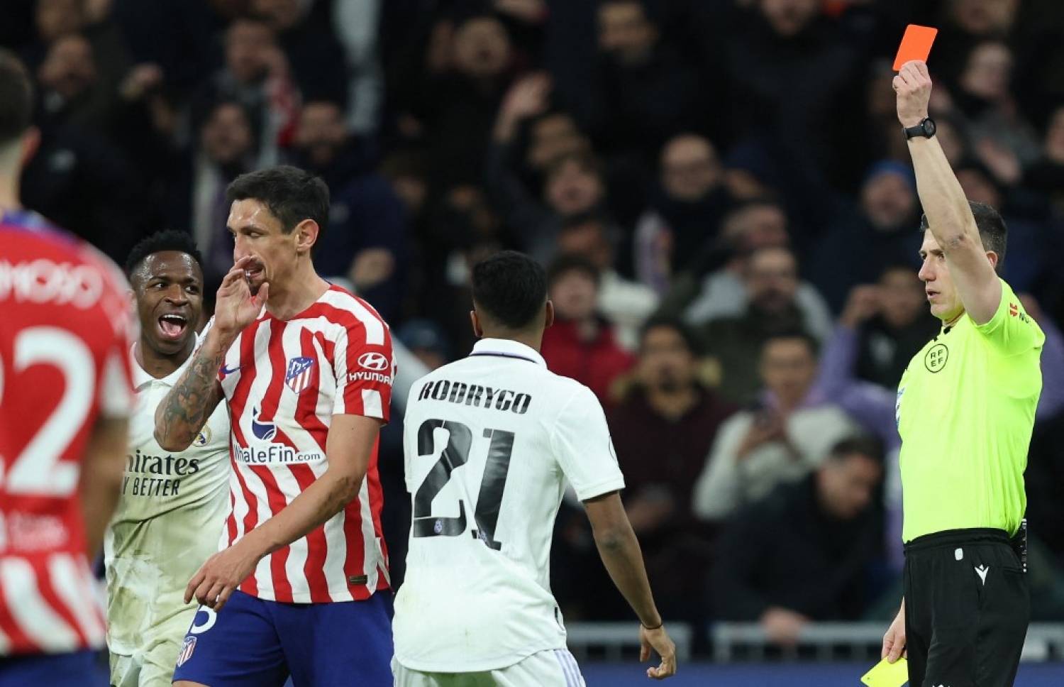 އެތުލެޓިކޯގެ ޑިފެންޑަރު ސެވިޗް އަށް ރެފްރީ ރަތް ކާޑު ދެއްކުމުން ދަނޑުން ފައިބަން ދަނީ.-- ފޮޓޯ: އޭއެފްޕީ