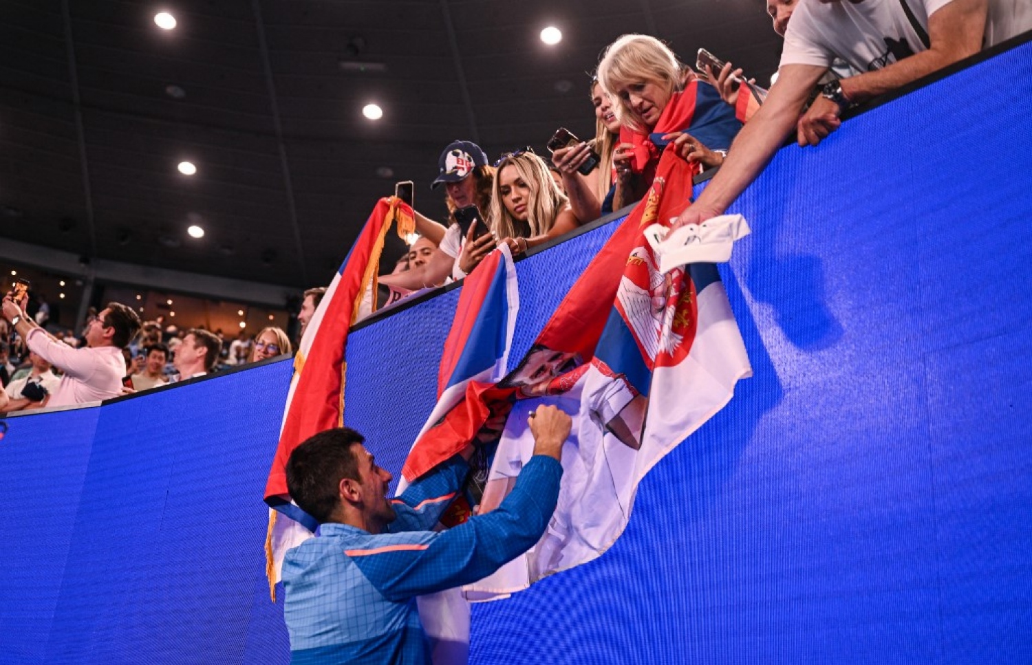 ފައިނަލްގެ ޖާގަ ހޯދުމަށް ފަހު ޖޮކޮވިޗް ސަޕޯޓަރުންނަށް އޮޓޯގްރާފް ދެނީ.-- ފޮޓޯ: އޭއެފްޕީ