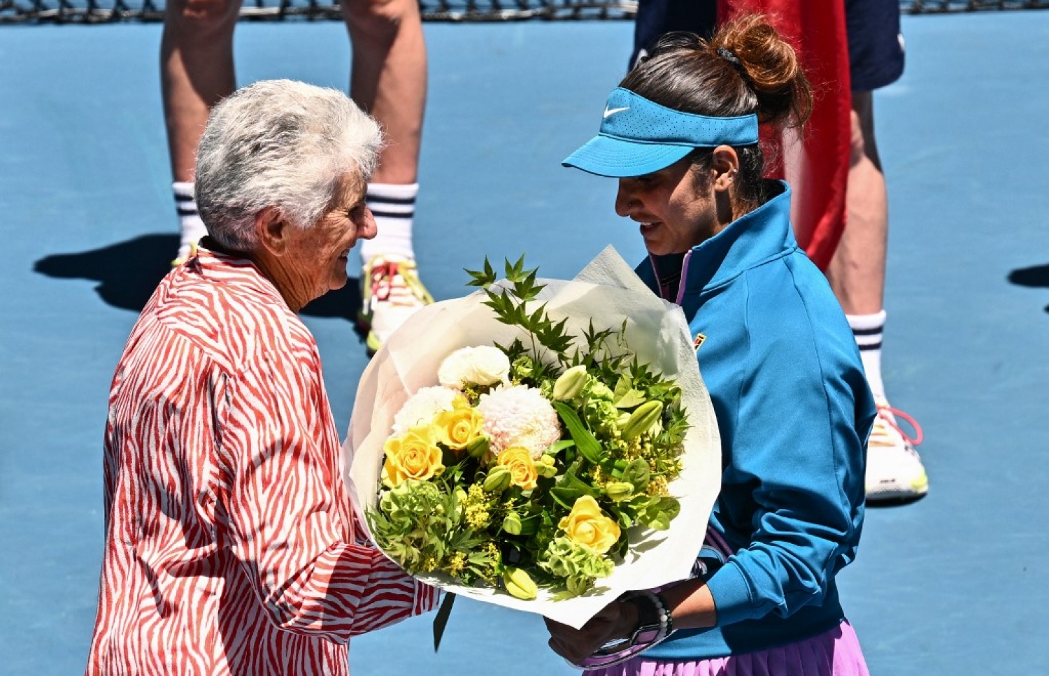 މިއަދު ކުޅުނު ފައިނަލް މެޗަށް ފަހު ސާނިއާ އަށް މާބޮނޑިއެއް ދެނީ.-- ފޮޓޯ: އޭއެފްޕީ