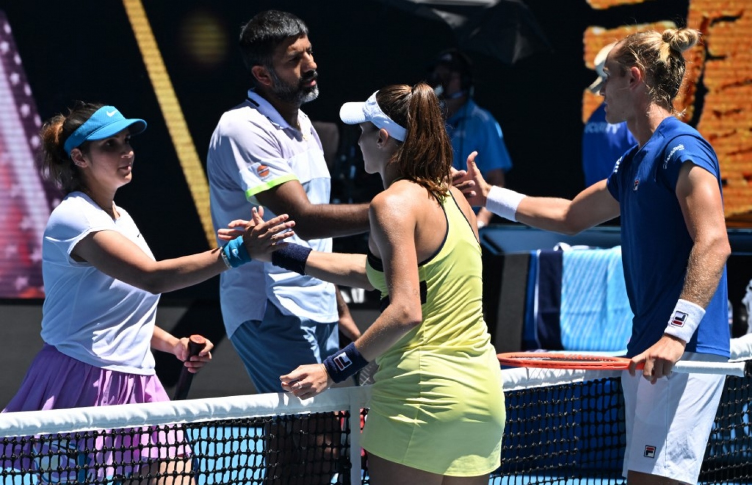 ފައިނަލް މެޗަށް ފަހު ސާނިއާ (ވ) އާއި ރޯހަންގެ ޕެއާ، ވެމްޕިއަންކަން ހޯދި ބްރެޒިލްގެ ޕެއާއާ ސަލާން ކުރަނީ.-- ފޮޓޯ: އޭއެފްޕީ