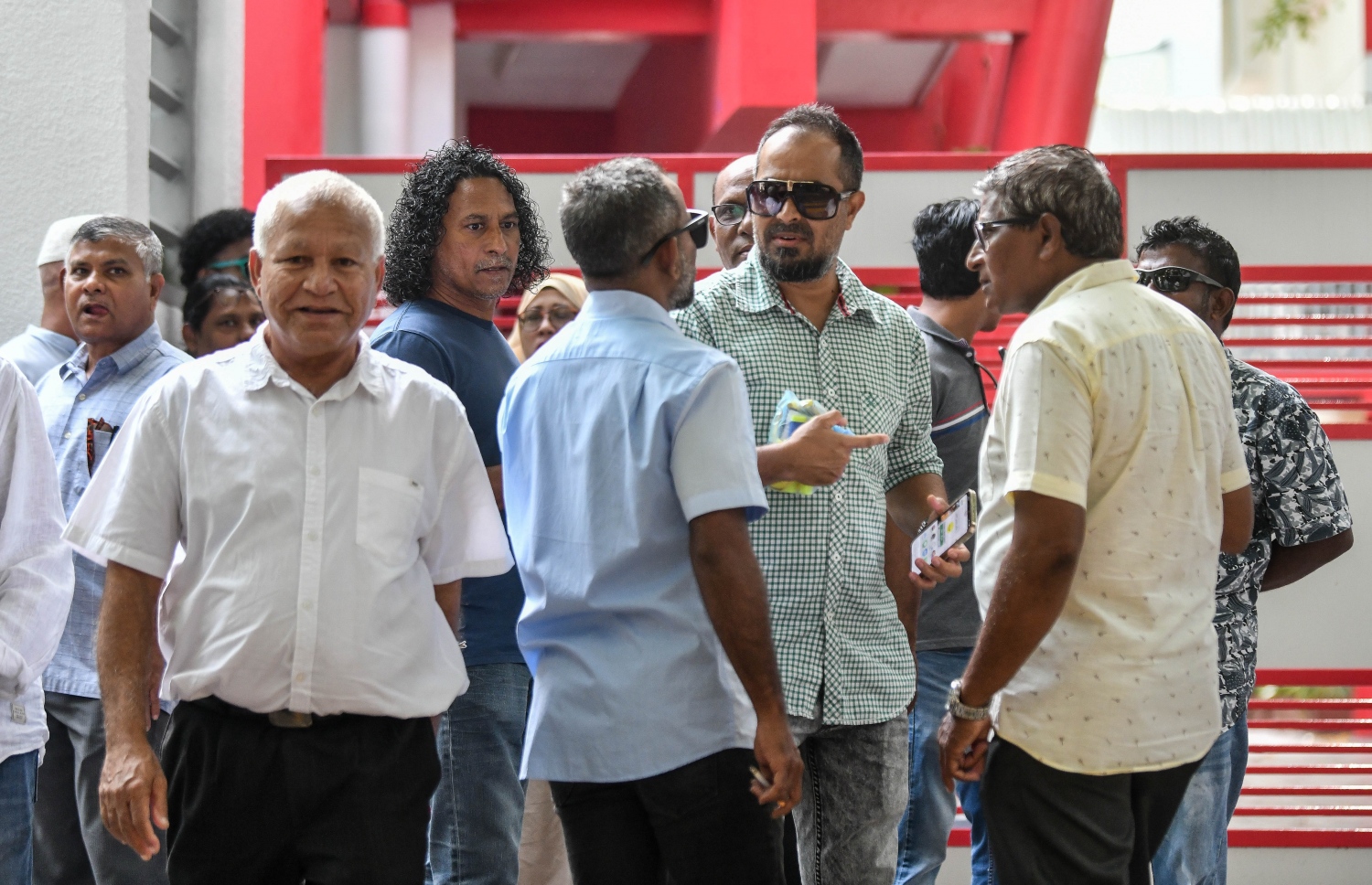 އެމްޑީޕީގެ ތާރީހުގައި ބާއްވާ އެންމެ ވާދަވެރި އެމްޑީޕީ ރިޔާސީ ޕްރައިމަރީގެ ވޯޓުލާން ފެށުމަށް އިސްކަންދަރު ސްކޫލުގައި ބަހައްޓާފައި ހުރި ވޯޓު ފޮއްޓަށް ވޯޓުލުމަށް މީހުން ކިޔޫގައި.-- ފޮޓޯ: ފަޔާޒް މޫސާ /މިހާރު