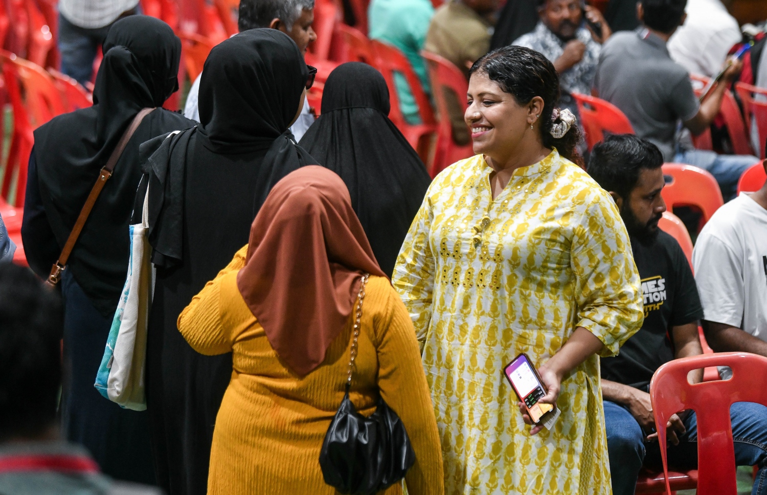 އެމްޑީޕީގެ ތާރީހުގައި ބާއްވާ އެންމެ ވާދަވެރި އެމްޑީޕީ ރިޔާސީ ޕްރައިމަރީގެ ވޯޓުލާން ފެށުމަށް އިސްކަންދަރު ސްކޫލުގައި ބަހައްޓާފައި ހުރި ވޯޓު ފޮއްޓަށް ވޯޓުލެއްވުމަށް ހިންނަވަރު ދާއިރާގެ މެމްބަރު ޖީހާން މަހުމޫދު އިސްކަންދަރު ސްކޫލުގައި.-- ފޮޓޯ: ފަޔާޒް މޫސާ /މިހާރު