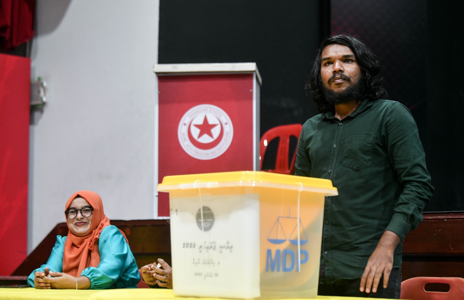 އެމްޑީޕީގެ ތާރީހުގައި ބާއްވާ އެންމެ ވާދަވެރި އެމްޑީޕީ ރިޔާސީ ޕްރައިމަރީގެ ވޯޓުލާން ފެށުމަށް އިސްކަންދަރު ސްކޫލުގައި ބަހައްޓާފައި ހުރި ވޯޓު ފޮށި ކައިރީގައި އޮފިޝަލުން މަޑުކޮށްލައިގެން.-- ފޮޓޯ: ފަޔާޒް މޫސާ /މިހާރު