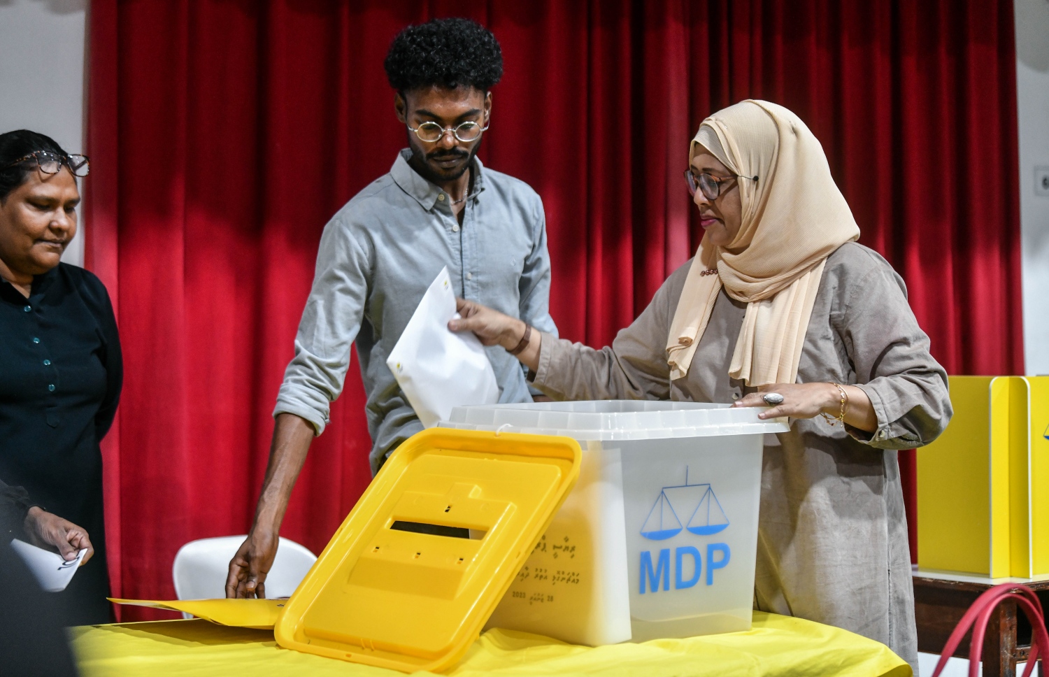 އެމްޑީޕީގެ ތާރީހުގައި ބާއްވާ އެންމެ ވާދަވެރި އެމްޑީޕީ ރިޔާސީ ޕްރައިމަރީގެ ވޯޓުލާން ފެށުމަށް އިސްކަންދަރު ސްކޫލުގައި ބަހައްޓާފައި ހުރި ވޯޓު ފޮށި ވޯޓުލުމަށް ތައްޔާރު ކުރަނީ.-- ފޮޓޯ: ފަޔާޒް މޫސާ /މިހާރު