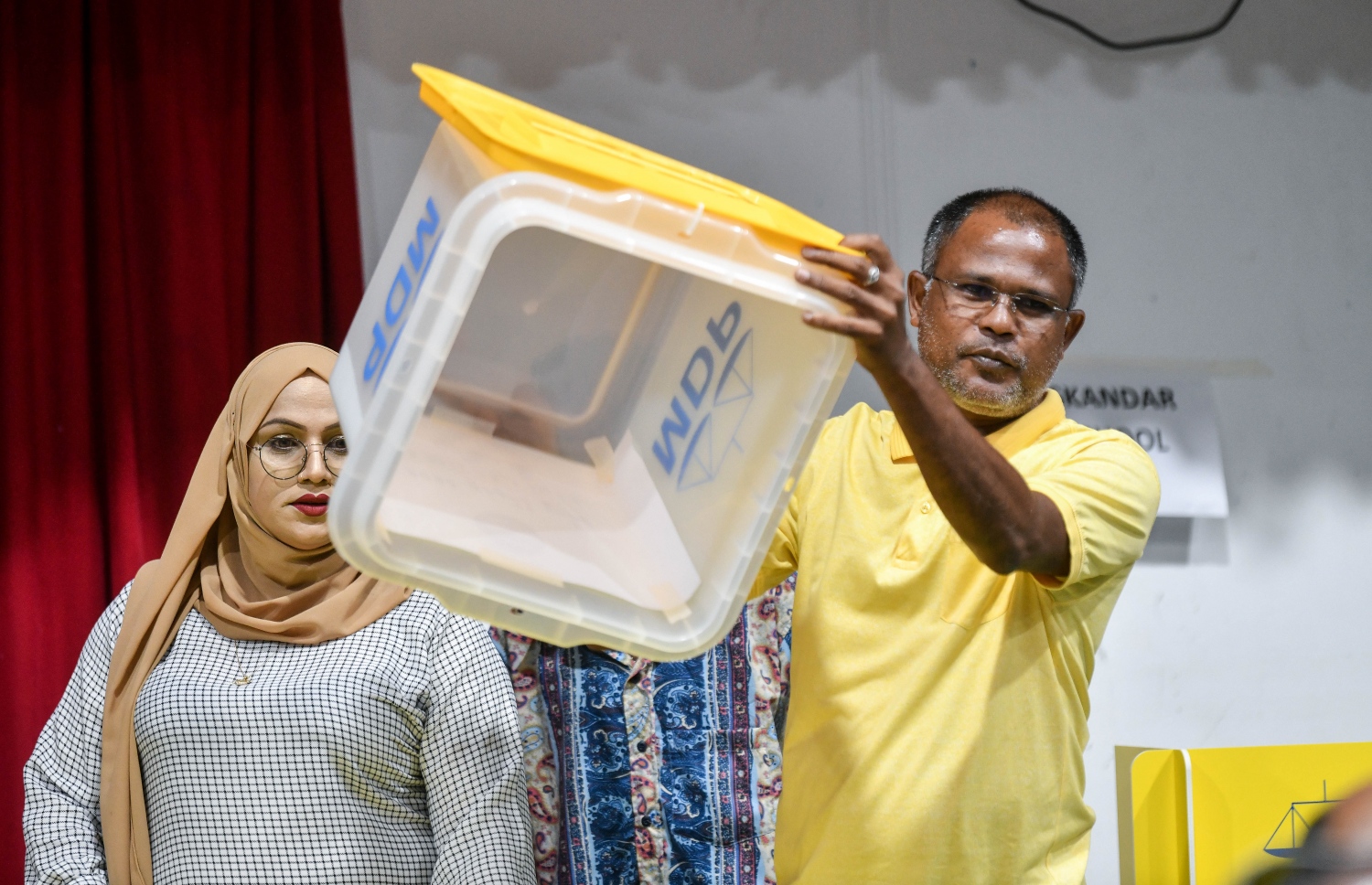 އެމްޑީޕީގެ ތާރީހުގައި ބާއްވާ އެންމެ ވާދަވެރި އެމްޑީޕީ ރިޔާސީ ޕްރައިމަރީގެ ވޯޓުލާން ފެށުމަށް އިސްކަންދަރު ސްކޫލުގައި ބަހައްޓާފައި ހުރި ވޯޓު ފޮށި ދައްކާލަނީ.-- ފޮޓޯ: ފަޔާޒް މޫސާ /މިހާރު