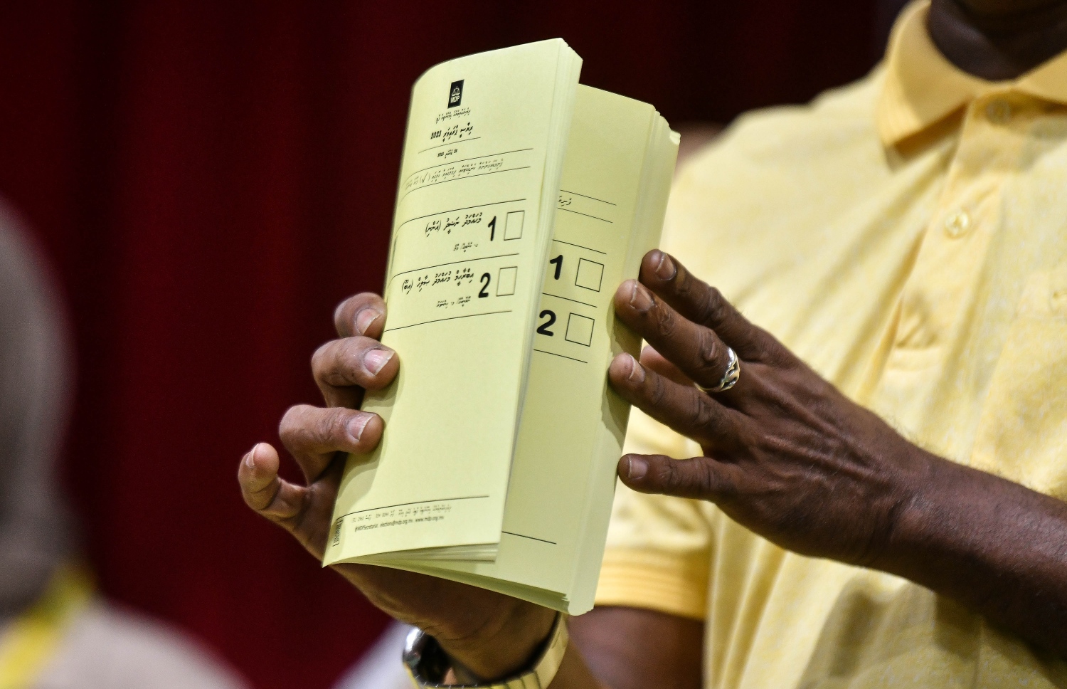 އެމްޑީޕީގެ ތާރީހުގައި ބާއްވާ އެންމެ ވާދަވެރި އެމްޑީޕީ ރިޔާސީ ޕްރައިމަރީގެ ވޯޓުލާން ފެށުމަށް އިސްކަންދަރު ސްކޫލުގައި ބަހައްޓާފައި ހުރި ވޯޓު ފޮއްޓަށް ވޯޓު ލުމުގެ ކުރިން އޮފިޝަލަކު ވޯޓު ކަރުދާސްކޮޅު ދައްކާލަނީ.-- ފޮޓޯ: ފަޔާޒް މޫސާ /މިހާރު