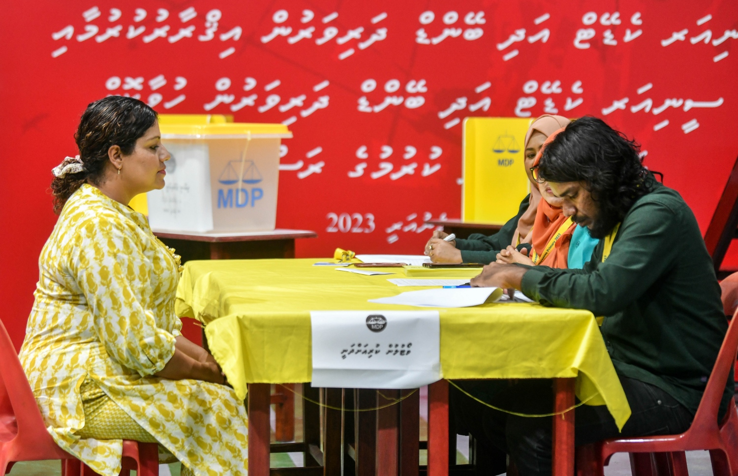 އެމްޑީޕީގެ ތާރީހުގައި ބާއްވާ އެންމެ ވާދަވެރި އެމްޑީޕީ ރިޔާސީ ޕްރައިމަރީގެ ވޯޓުލާން ފެށުމަށް އިސްކަންދަރު ސްކޫލުގައި ބަހައްޓާފައި ހުރި ވޯޓު ފޮއްޓަށް ހިންނަވަރު ދާއިރާގެ މެމްބަރު ޖީހާން މަހުމޫދު ވޯޓު ލުމަށް ވަޑައިގެން އޮފިޝަލުންގެ މޭޒު ކައިރީގައި.-- ފޮޓޯ: ފަޔާޒް މޫސާ /މިހާރު