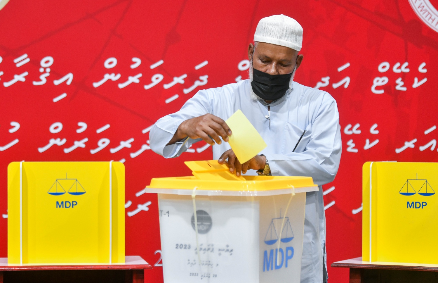 އެމްޑީޕީގެ ތާރީހުގައި ބާއްވާ އެންމެ ވާދަވެރި އެމްޑީޕީ ރިޔާސީ ޕްރައިމަރީގެ ވޯޓުލާން ފެށުމަށް އިސްކަންދަރު ސްކޫލުގައި ބަހައްޓާފައި ހުރި ވޯޓު ފޮއްޓަށް މީހަކު ވޯޓު ލަނީ.-- ފޮޓޯ: ފަޔާޒް މޫސާ /މިހާރު