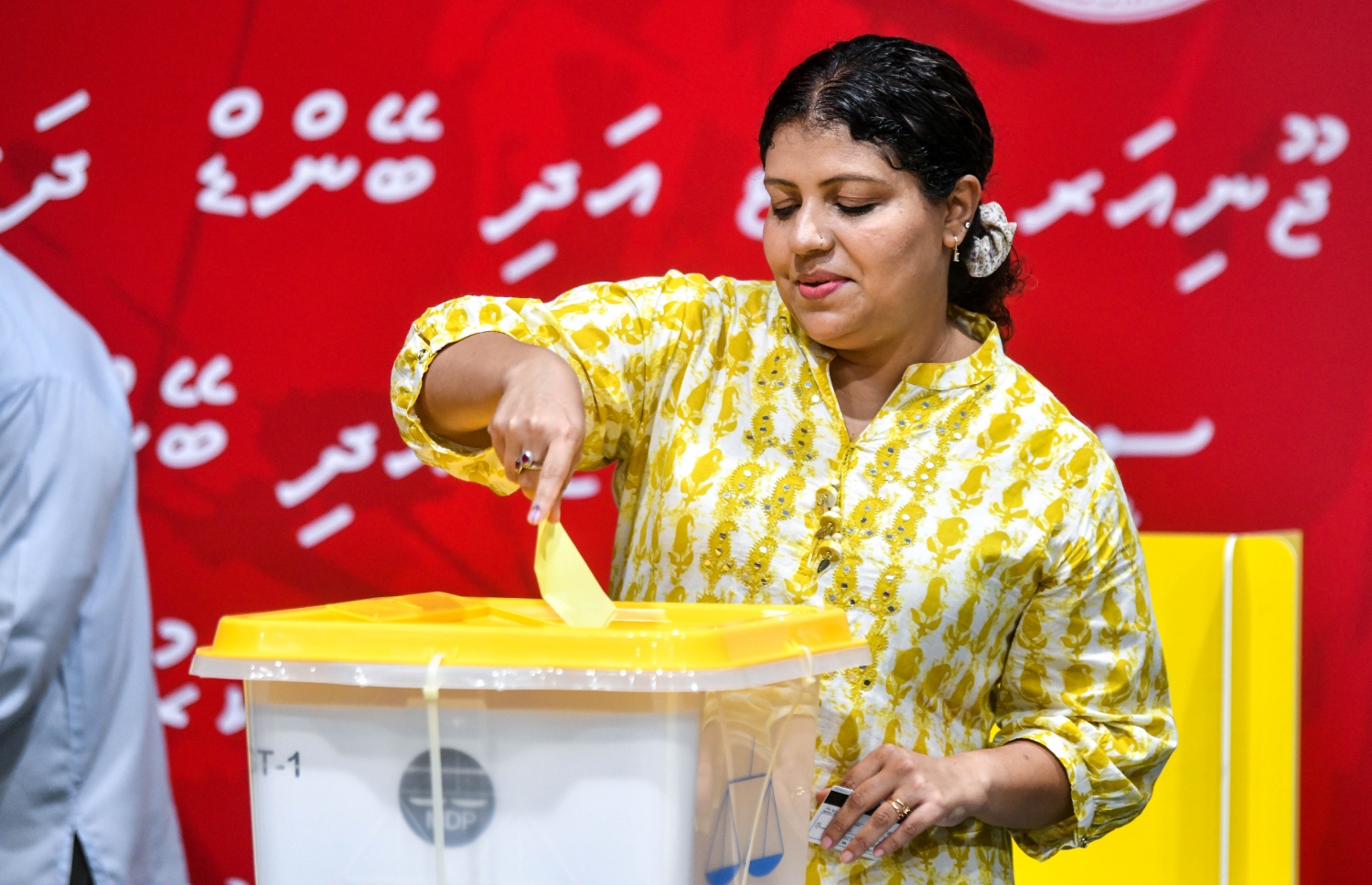 އެމްޑީޕީގެ ތާރީހުގައި ބާއްވާ އެންމެ ވާދަވެރި އެމްޑީޕީ ރިޔާސީ ޕްރައިމަރީގެ ވޯޓުލާން ފެށުމަށް އިސްކަންދަރު ސްކޫލުގައި ބަހައްޓާފައި ހުރި ވޯޓު ފޮއްޓަށް ހިންނަވަރު ދާއިރާގެ މެމްބަރު ޖީހާން މަހުމޫދު ވޯޓު ލައްވަނީ.-- ފޮޓޯ: ފަޔާޒް މޫސާ /މިހާރު