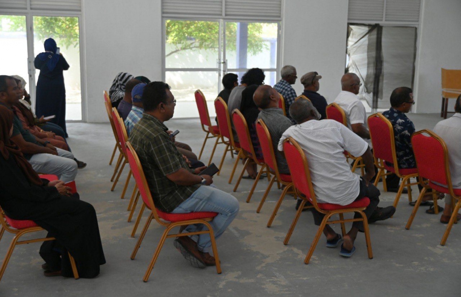 އެމްޑީޕީގެ ތާރީހުގައި ބާއްވާ އެންމެ ވާދަވެރި އެމްޑީޕީ ރިޔާސީ ޕްރައިމަރީގެ ވޯޓުލުމަށް އައްޑޫ، ހިތަދޫގައި ބަހައްޓާފައި ހުރި ވޯޓު ފޮއްޓަށް ވޯޓުލުމަށް މީހުން ކިޔޫގައި.-- ފޮޓޯ: އަހުމަދު އިޝާމް