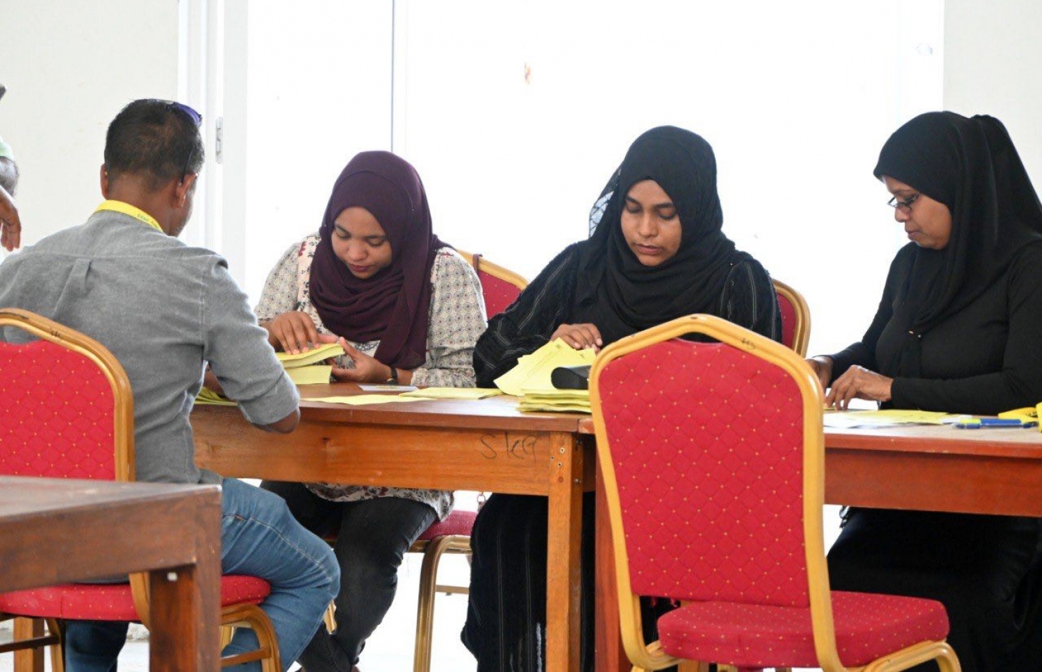 އެމްޑީޕީގެ ތާރީހުގައި ބާއްވާ އެންމެ ވާދަވެރި އެމްޑީޕީ ރިޔާސީ ޕްރައިމަރީގެ ވޯޓުލުމަށް އައްޑޫ، ހިތަދޫގައި ބަހައްޓާފައި ހުރި ވޯޓު ފޮށި ކައިރީގައި އޮފިޝަލުންތަކެއް.-- ފޮޓޯ: އަހުމަދު އިޝާމް