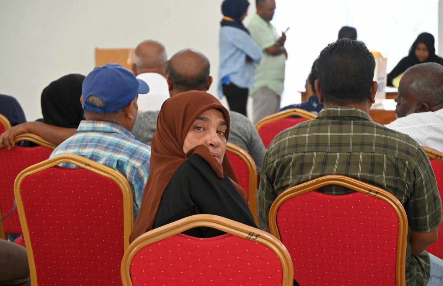 އެމްޑީޕީގެ ތާރީހުގައި ބާއްވާ އެންމެ ވާދަވެރި އެމްޑީޕީ ރިޔާސީ ޕްރައިމަރީގެ ވޯޓުލުމަށް އައްޑޫ، ހިތަދޫގައި ބަހައްޓާފައި ހުރި ވޯޓު ފޮއްޓަށް ވޯޓުލުމަށް މީހުން ކިޔޫގައި.-- ފޮޓޯ: އަހުމަދު އިޝާމް