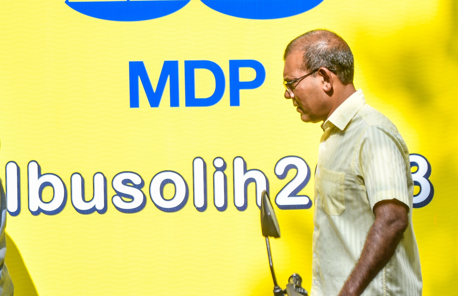 އެމްޑީޕީގެ ތާރީހުގައި ބާއްވާ އެންމެ ވާދަވެރި އެމްޑީޕީ ރިޔާސީ ޕްރައިމަރީގެ ވޯޓުލުމަށް އެމްޑީޕީގެ ޕްރައިމަރީގައި ވާދަކުރައްވާ ކެންޑިޑޭޓް ރައީސް މުހައްމަދު ނަޝީދު ވަޑައިގަންނަވަނީ.-- ފޮޓޯ: ފަޔާޒް މޫސާ /މިހާރު