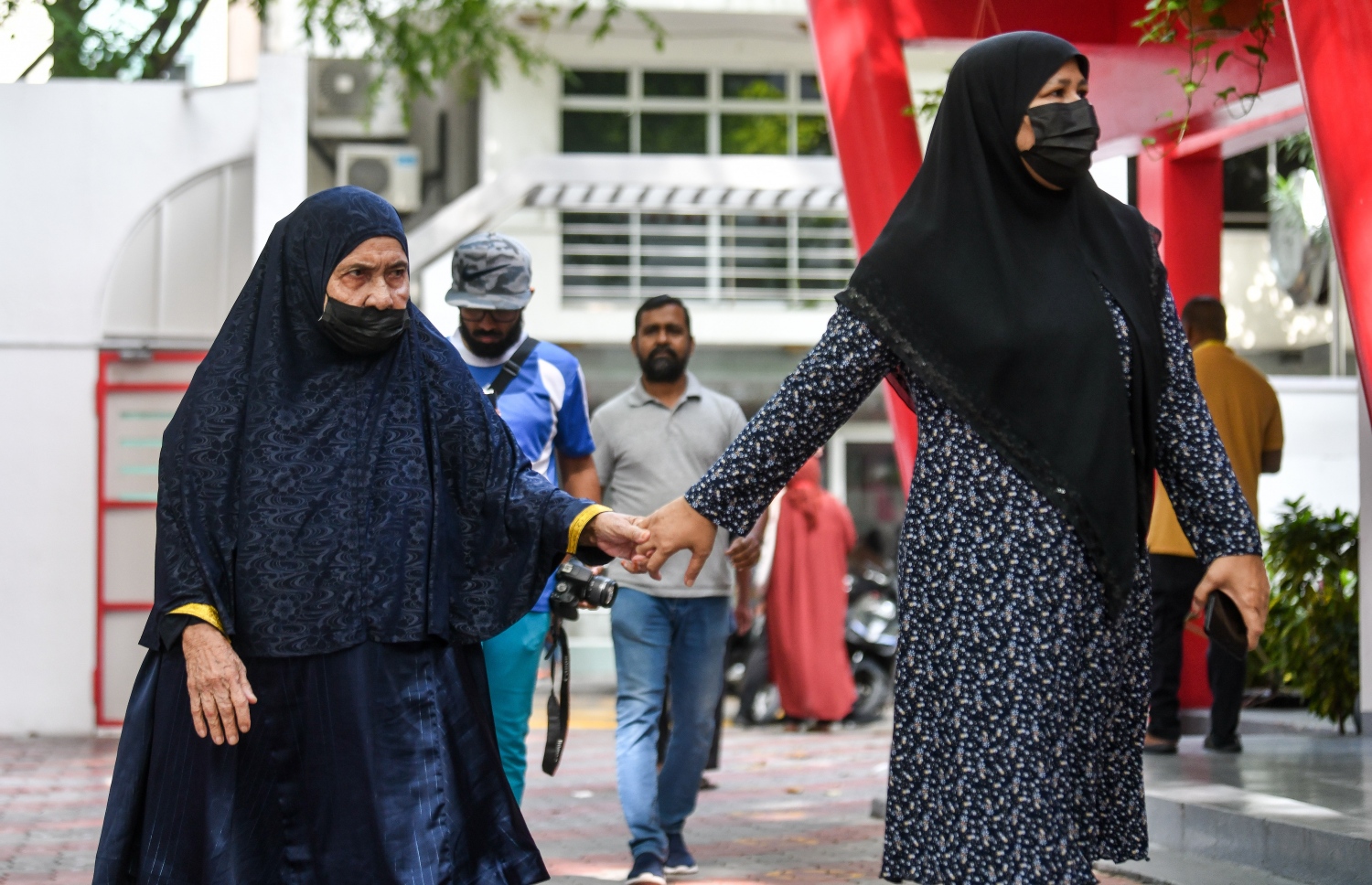 އެމްޑީޕީގެ ތާރީހުގައި ބާއްވާ އެންމެ ވާދަވެރި އެމްޑީޕީ ރިޔާސީ ޕްރައިމަރީގެ ވޯޓުލާން ފެށުމަށް އިސްކަންދަރު ސްކޫލުގައި ބަހައްޓާފައި ހުރި ވޯޓު ފޮއްޓަށް ވޯޓުލުމަށް ބައެއް މީހުން އިސްކަންދަރު ސްކޫލުގައި.-- ފޮޓޯ: ފަޔާޒް މޫސާ /މިހާރު