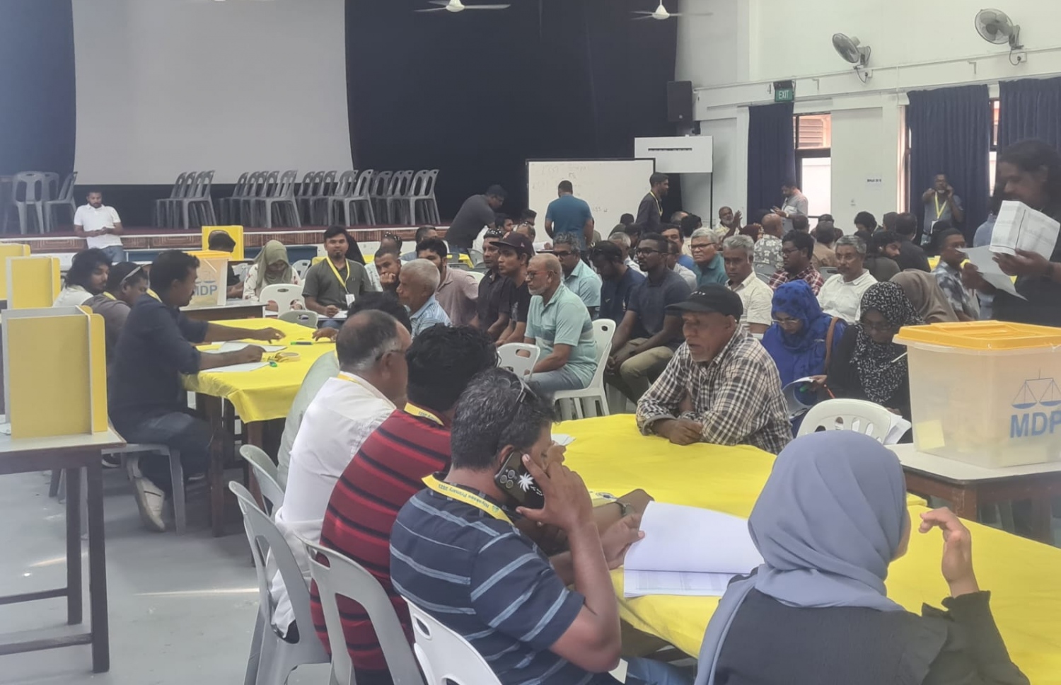 އެމްޑީޕީގެ ތާރީހުގައި ބާއްވާ އެންމެ ވާދަވެރި އެމްޑީޕީ ރިޔާސީ ޕްރައިމަރީގެ ވޯޓުލުމަށް ސީއެޗްއެސީގައި ބަހައްޓާފައި ހުރި ވޯޓު ފޮއްޓަށް ވޯޓުލުން ކުރިއަށް ދަނީ.-- ފޮޓޯ: ނަޖާހް /މިހާރު