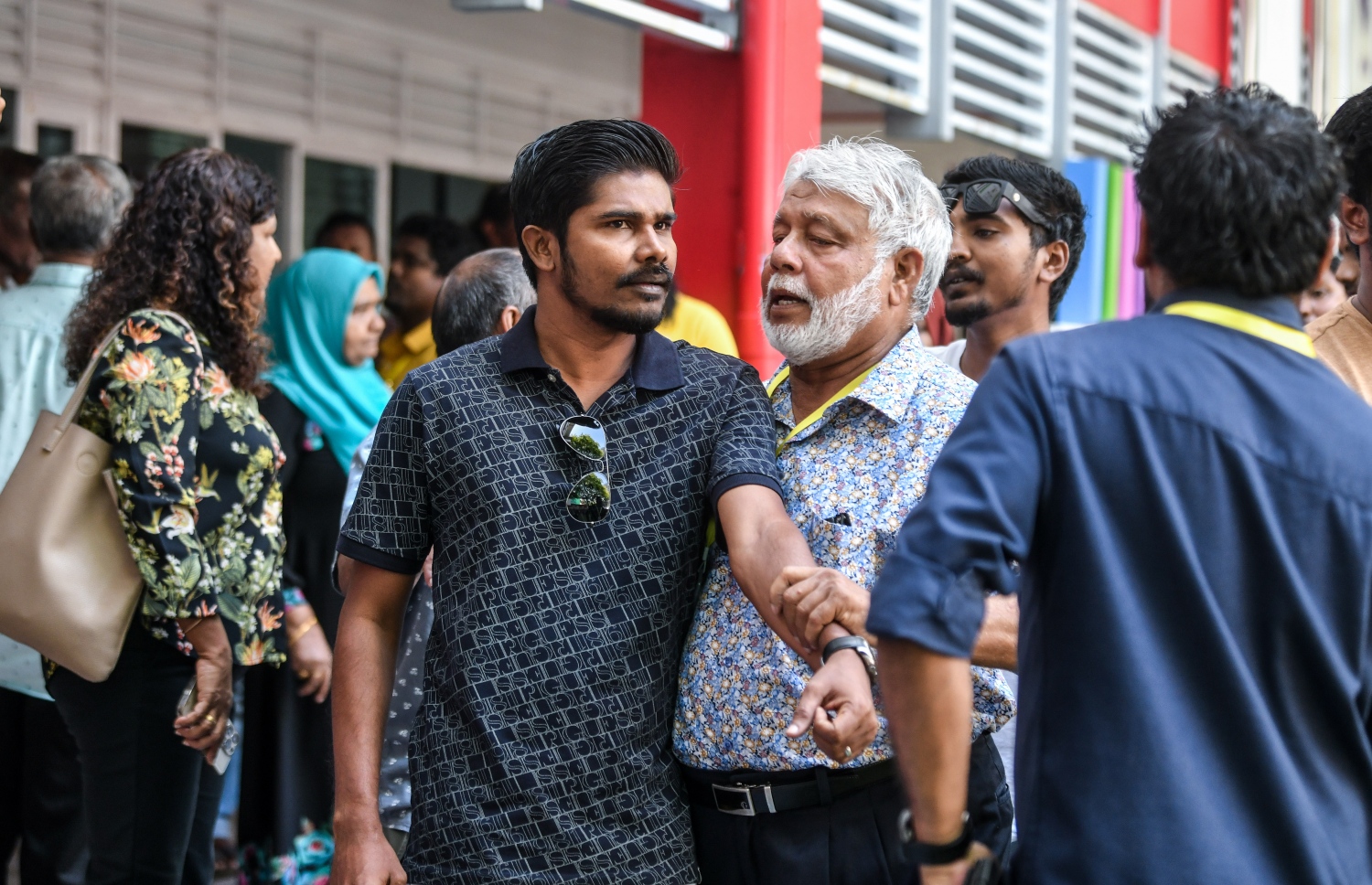 އެމްޑީޕީގެ ތާރީހުގައި ބާއްވާ އެންމެ ވާދަވެރި އެމްޑީޕީ ރިޔާސީ ޕްރައިމަރީގެ ވޯޓުލުމަށް ބައެއް މީހުން އިސްކަންދަރު ސްކޫލުގައި.-- ފޮޓޯ: ފަޔާޒް މޫސާ /މިހާރު