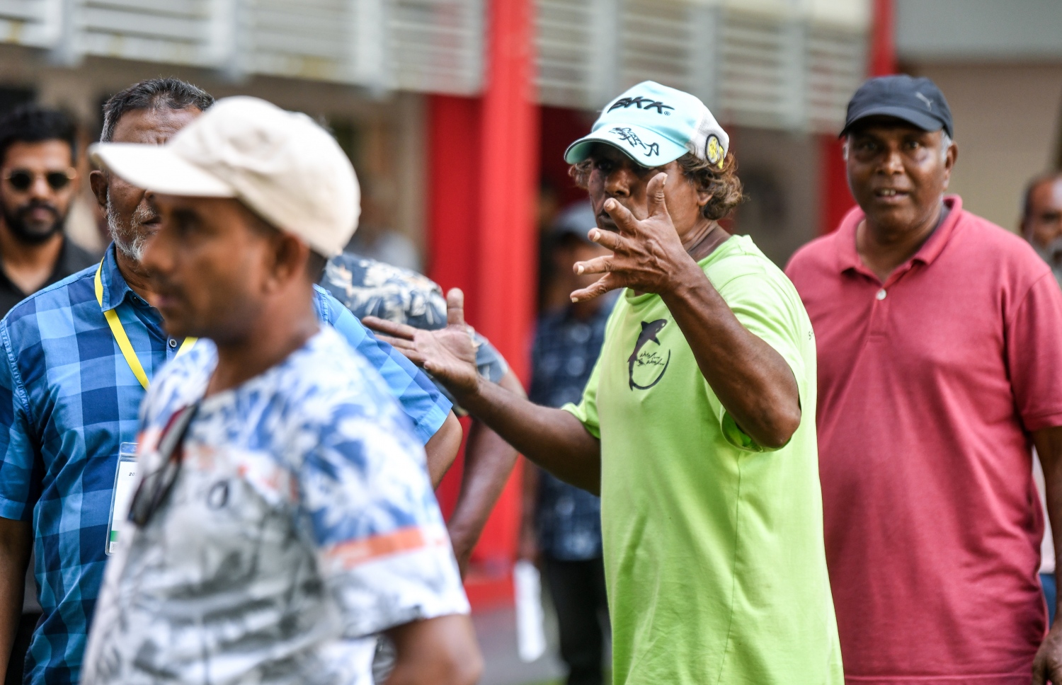 އެމްޑީޕީގެ ތާރީހުގައި ބާއްވާ އެންމެ ވާދަވެރި އެމްޑީޕީ ރިޔާސީ ޕްރައިމަރީގެ ވޯޓުލުމަށް ބައެއް މީހުން އިސްކަންދަރު ސްކޫލުގައި.-- ފޮޓޯ: ފަޔާޒް މޫސާ /މިހާރު