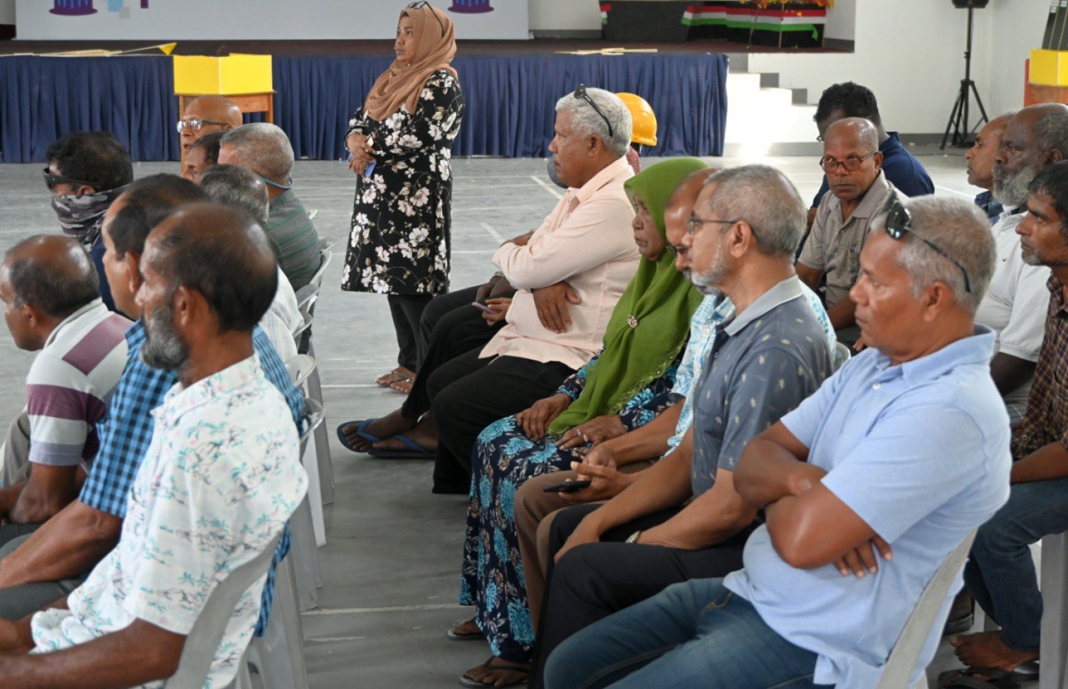 އައްޑޫ ހިތަދޫ ނޫރާނީ ސްކޫލްގައި ބަހައްޓާފައިވާ ވޯޓު ފޮއްޓަށް ވޯޓުލާން ގޮސް ތިބި މީހުން އިށީނދެގެން.--- ފޮޓޯ: އަހުމަދު ހިޝާމް