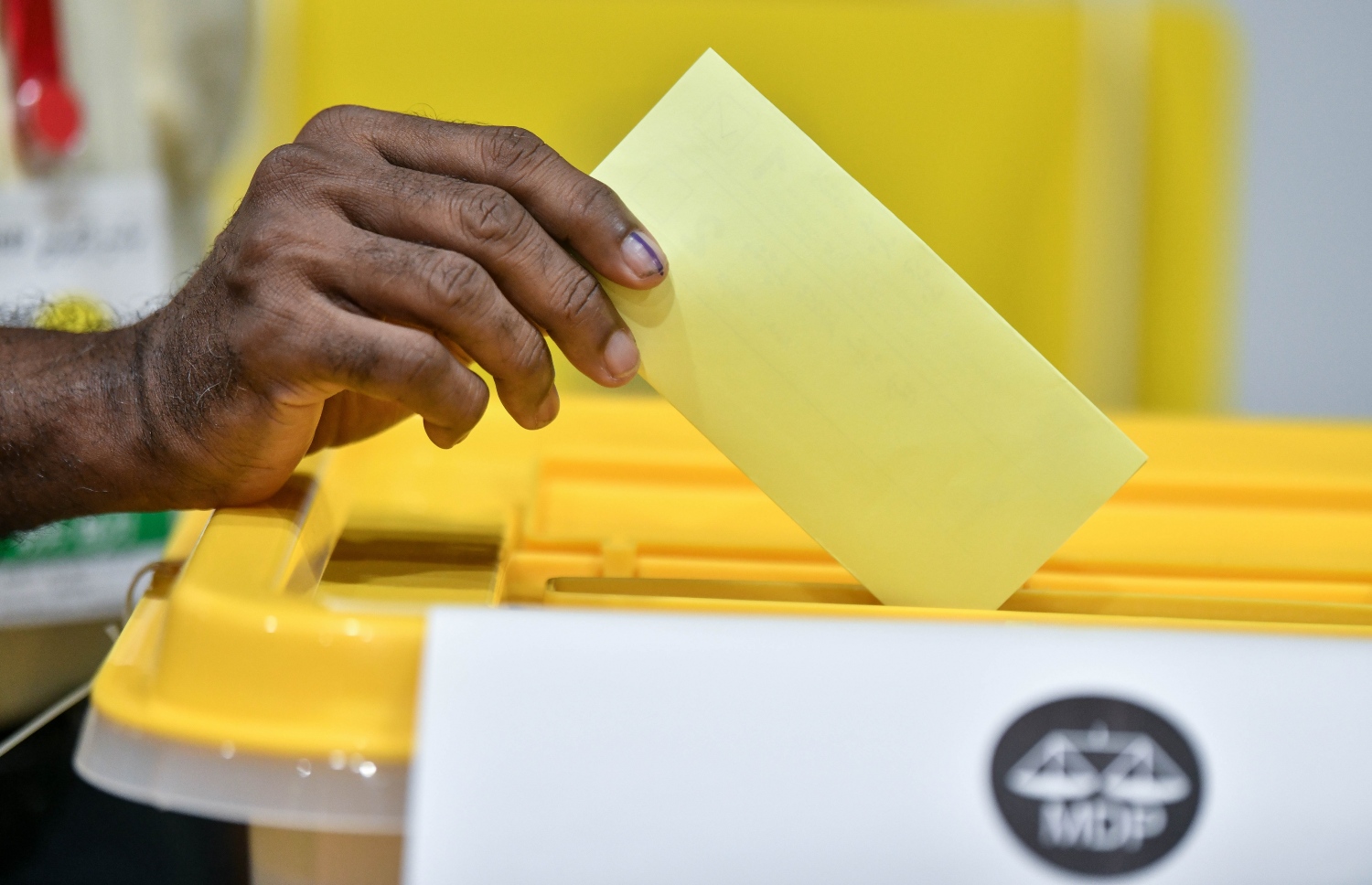 އެމްޑީޕީގެ ތާރީހުގައި ބާއްވާ އެންމެ ވާދަވެރި އެމްޑީޕީ ރިޔާސީ ޕްރައިމަރީގައި މީހަކު ވޯޓުލަނީ.-- ފޮޓޯ: ފަޔާޒް މޫސާ /މިހާރު