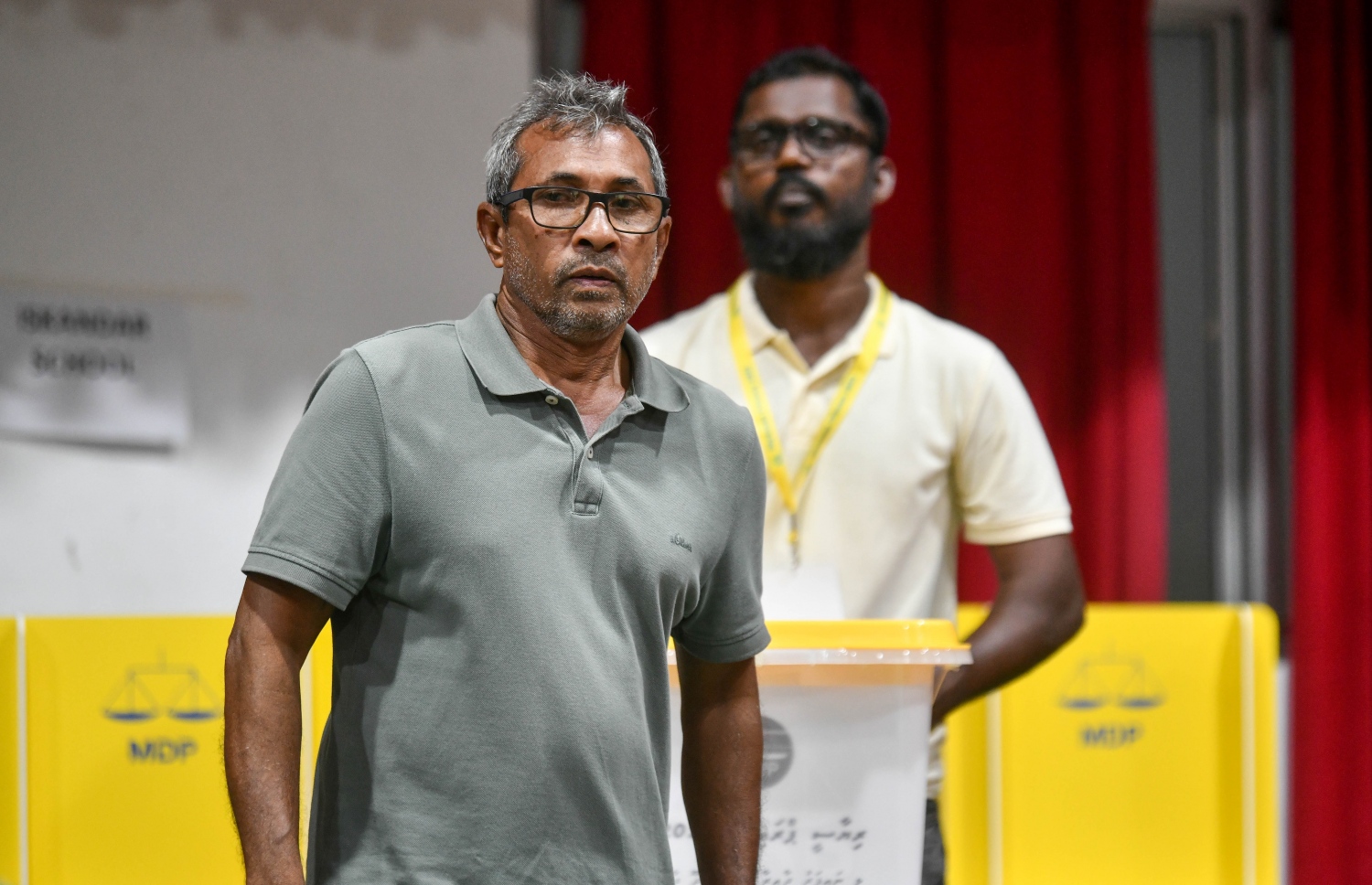 އެމްޑީޕީގެ ތާރީހުގައި ބާއްވާ އެންމެ ވާދަވެރި އެމްޑީޕީ ރިޔާސީ ޕްރައިމަރީގައި މީހަކު ވޯޓުލަމަށް ވޯޓުފޮށި ކައިރީގައި.-- ފޮޓޯ: ފަޔާޒް މޫސާ /މިހާރު