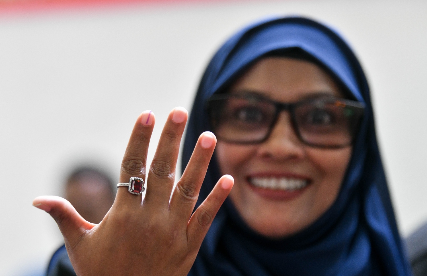 އެމްޑީޕީގެ ތާރީހުގައި ބާއްވާ އެންމެ ވާދަވެރި އެމްޑީޕީ ރިޔާސީ ޕްރައިމަރީގައި މީހަކު ވޯޓުލަމަށްފަހު، ވޯޓުލީކަމުގެ އިނގިލީގެ ނިޝާން ދައްކާލަނީ.-- ފޮޓޯ: ފަޔާޒް މޫސާ /މިހާރު