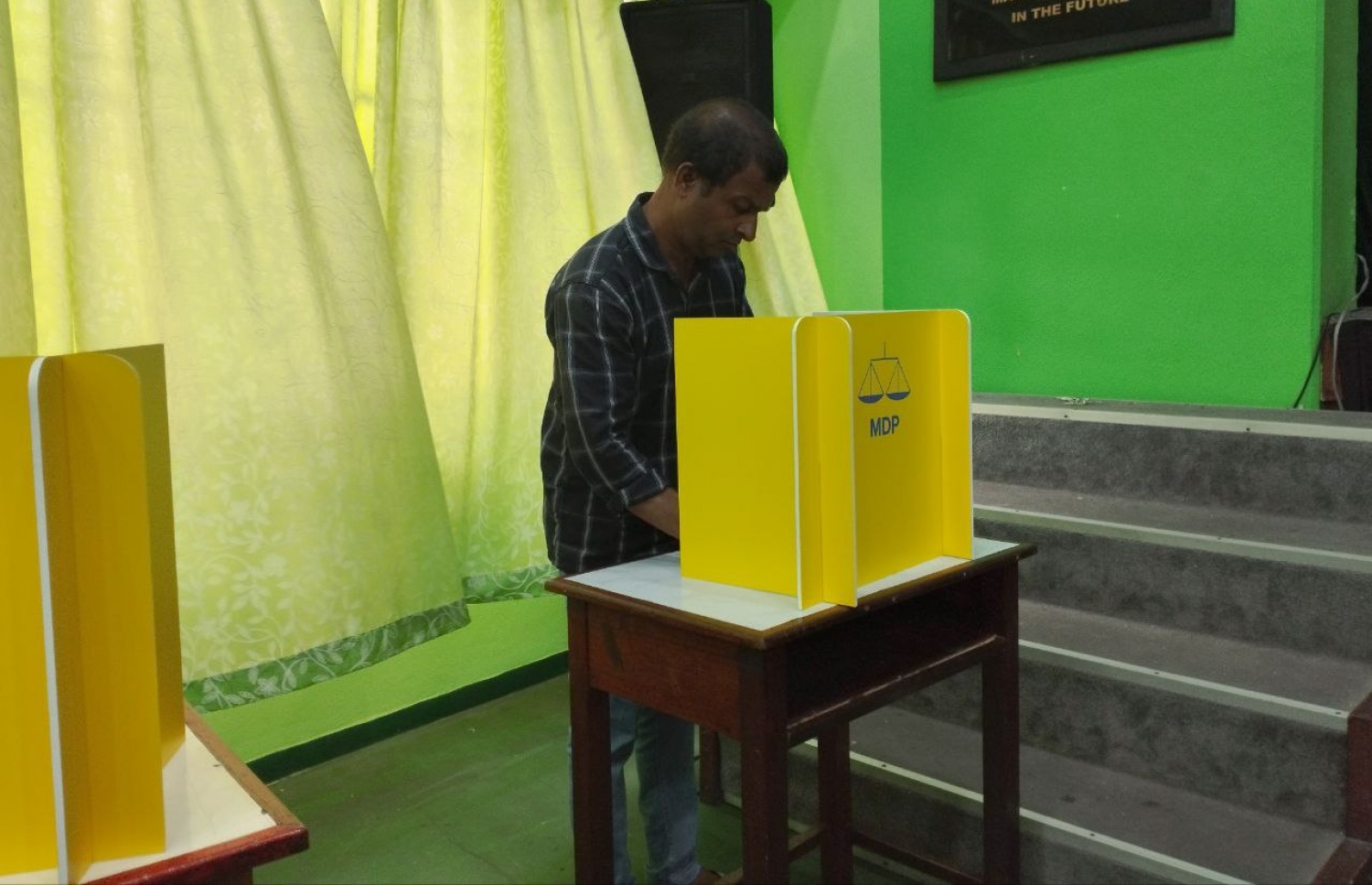 އެމްޑީޕީގެ ތާރީހުގައި ބާއްވާ އެންމެ ވާދަވެރި އެމްޑީޕީ ރިޔާސީ ޕްރައިމަރީގައި ކަލާފާނު ސްކޫލުގައި ބަހައްޓާފައ ހުރި ވޯޓު ފޮއްޓަށް މީހަކު ވޯޓުލުމަށް ވޯު ކަރުދާހުގައި ފާހަގަ ޖަހަނީ.-- ފޮޓޯ: އަހުމަދު އަރުޝަމް /މިހާރު