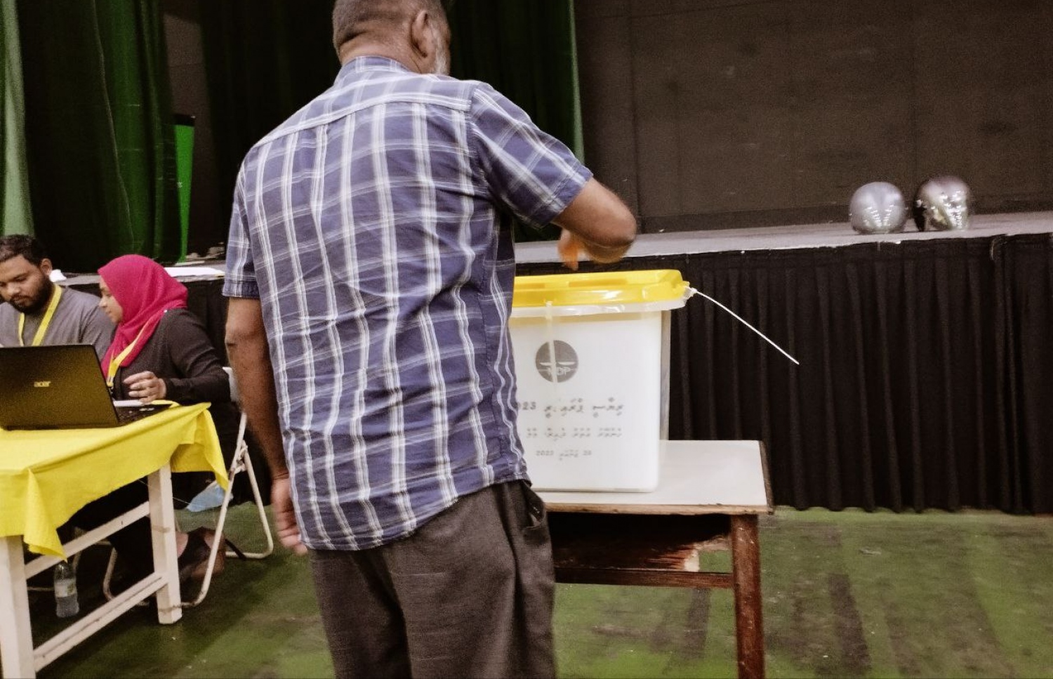 އެމްޑީޕީގެ ތާރީހުގައި ބާއްވާ އެންމެ ވާދަވެރި އެމްޑީޕީ ރިޔާސީ ޕްރައިމަރީގައި ކަލާފާނު ސްކޫލުގައި ބަހައްޓާފައ ހުރި ވޯޓު ފޮއްޓަށް މީހަކު ވޯޓުލަނީ.-- ފޮޓޯ: އަހުމަދު އަރުޝަމް /މިހާރު