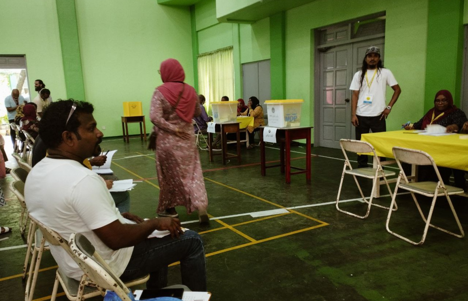 އެމްޑީޕީގެ ތާރީހުގައި ބާއްވާ އެންމެ ވާދަވެރި އެމްޑީޕީ ރިޔާސީ ޕްރައިމަރީގައި ކަލާފާނު ސްކޫލުގައި ބަހައްޓާފައ ހުރި ވޯޓު ފޮއްޓަށް ވޯޓުލުމަށް ކިޔޫގައި.-- ފޮޓޯ: އަހުމަދު އަރުޝަމް /މިހާރު