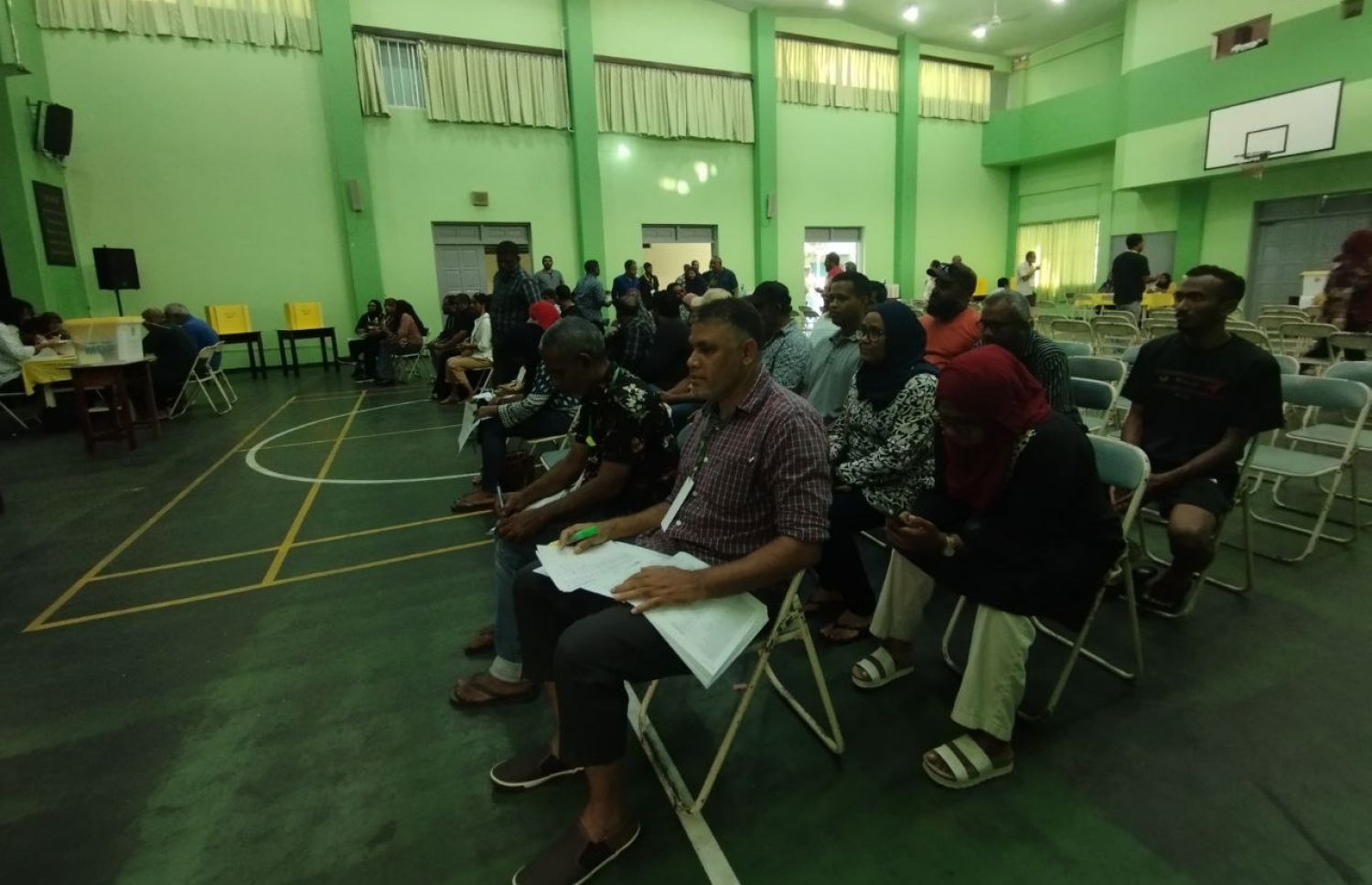 އެމްޑީޕީގެ ތާރީހުގައި ބާއްވާ އެންމެ ވާދަވެރި އެމްޑީޕީ ރިޔާސީ ޕްރައިމަރީގައި ކަލާފާނު ސްކޫލުގައި ބަހައްޓާފައ ހުރި ވޯޓު ފޮއްޓަށް ވޯޓުލުމަށް ކިޔޫގައި.-- ފޮޓޯ: އަހުމަދު އަރުޝަމް /މިހާރު