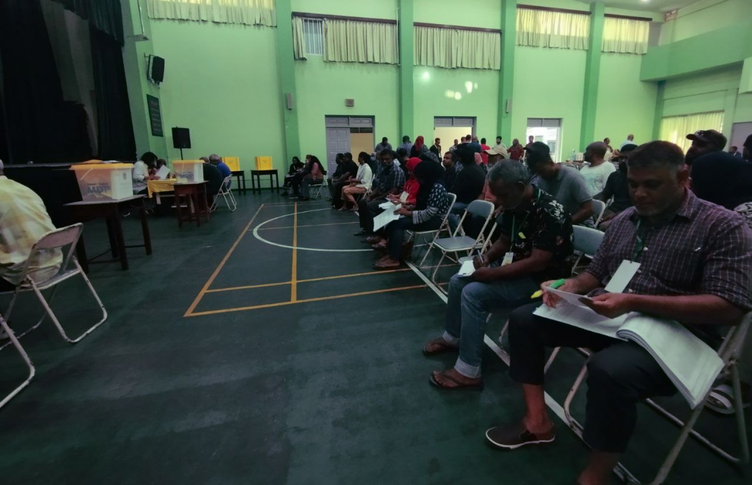 އެމްޑީޕީގެ ތާރީހުގައި ބާއްވާ އެންމެ ވާދަވެރި އެމްޑީޕީ ރިޔާސީ ޕްރައިމަރީގައި ކަލާފާނު ސްކޫލުގައި ބަހައްޓާފައ ހުރި ވޯޓު ފޮއްޓަށް ވޯޓުލުމަށް ކިޔޫގައި.-- ފޮޓޯ: އަހުމަދު އަރުޝަމް /މިހާރު